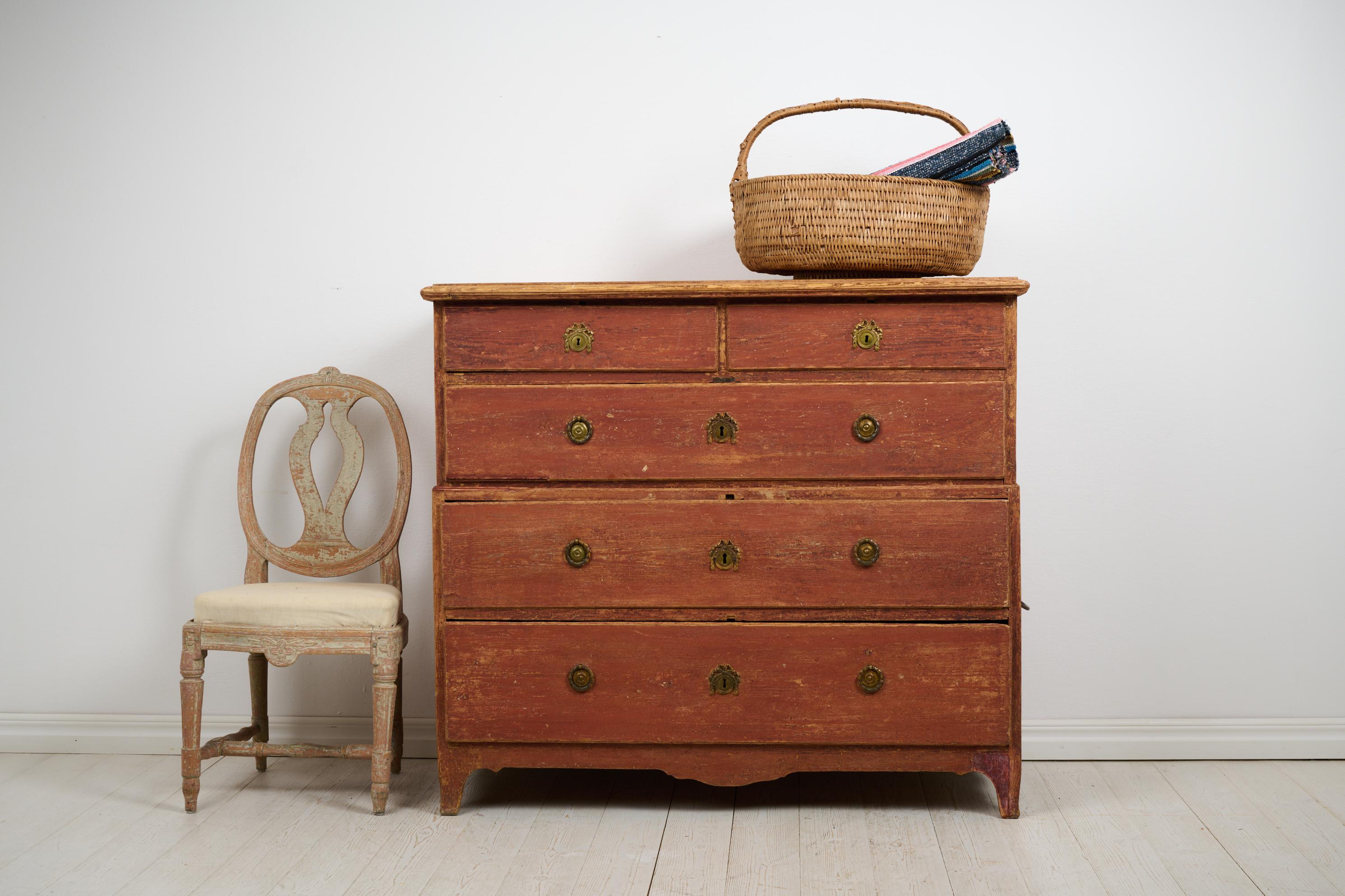 Ancienne commode suédoise de style gustavien fabriquée vers 1780 à Stockholm, Suède. La poitrine est fabriquée dans un style gustavien classique et rectiligne. Des influences rococo persistantes sont visibles dans les pieds légèrement incurvés.