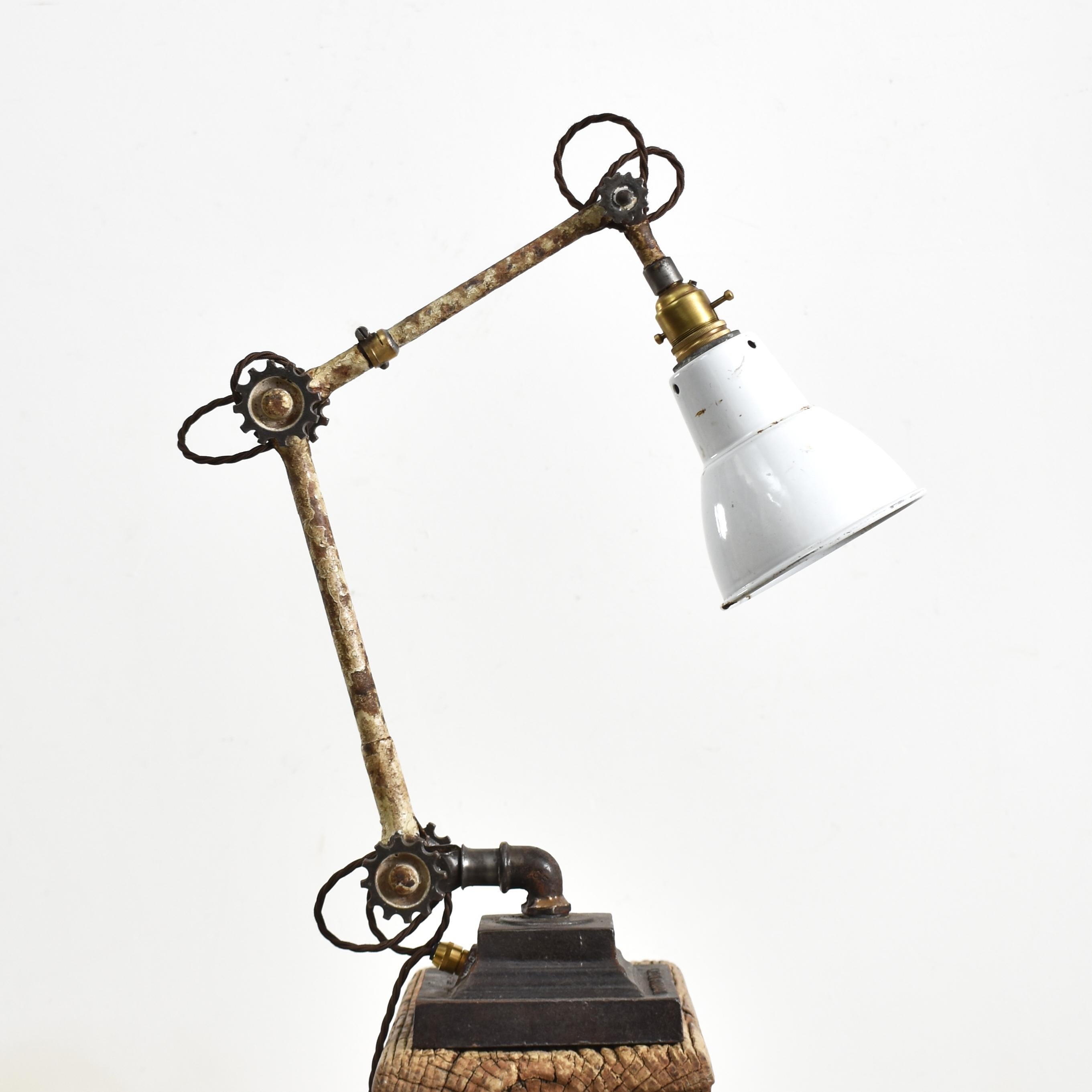 Lampe de bureau industrielle Dugdills

Une lampe Dugdills rare, récupérée d'une installation militaire. La lampe est dans son état d'origine, conservant son abat-jour en émail blanc et ses bras en acier avec leur peinture crème d'origine. Il s'agit