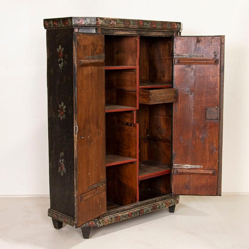 Dieser originelle:: handbemalte Schrank ist auf Deutsch als 