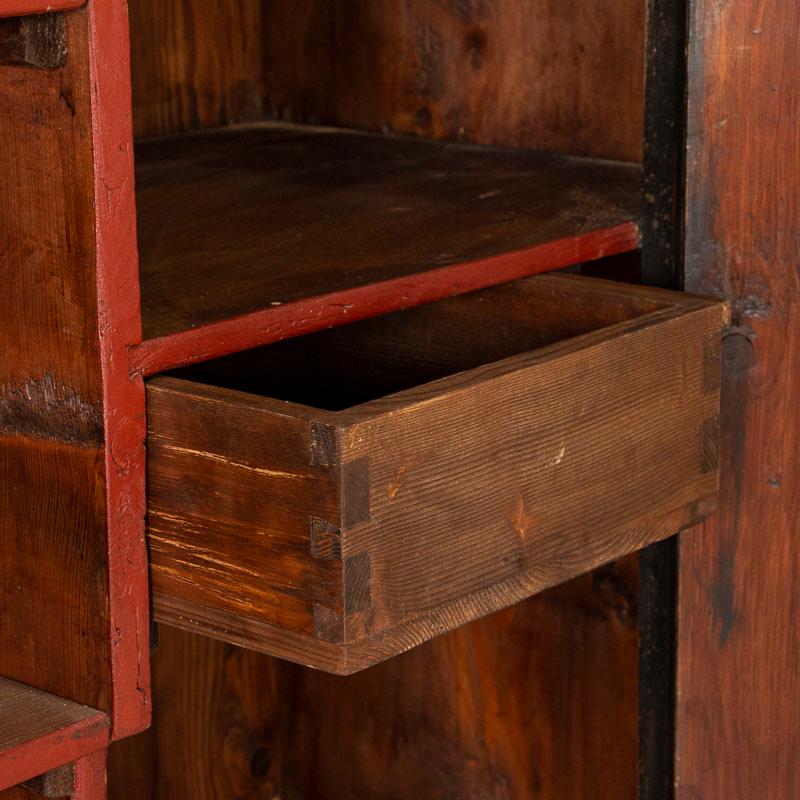 Antike Original Blumen und Herz gemalt Armoire Schrank aus Deutschland im Zustand „Gut“ in Round Top, TX