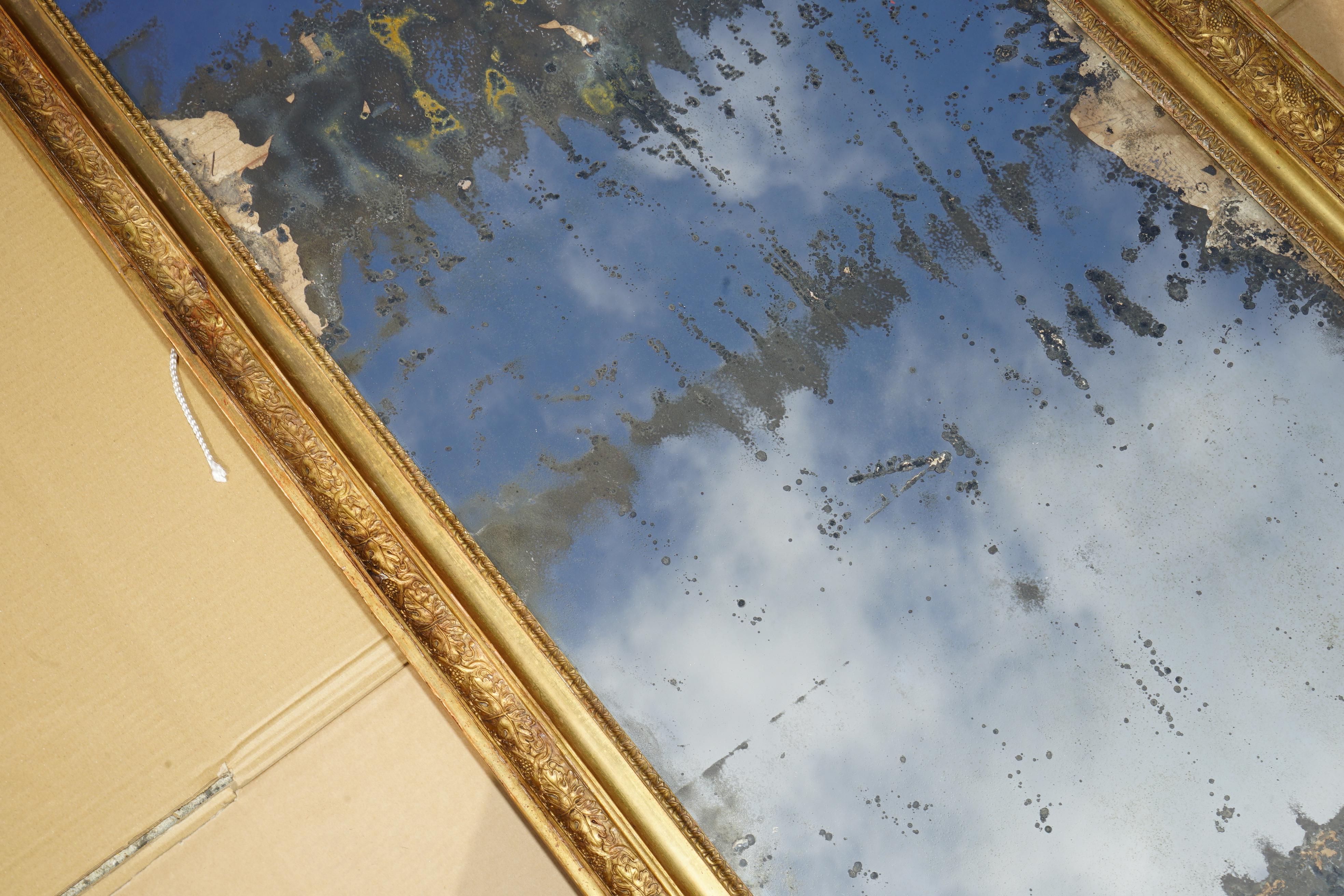 ANTiQUE ORIGINAL FOXED GLASS PLATE CIRCA 1820 LARGE FRENCH GESSO OAK WALL MIRROR im Zustand „Starke Gebrauchsspuren“ im Angebot in West Sussex, Pulborough