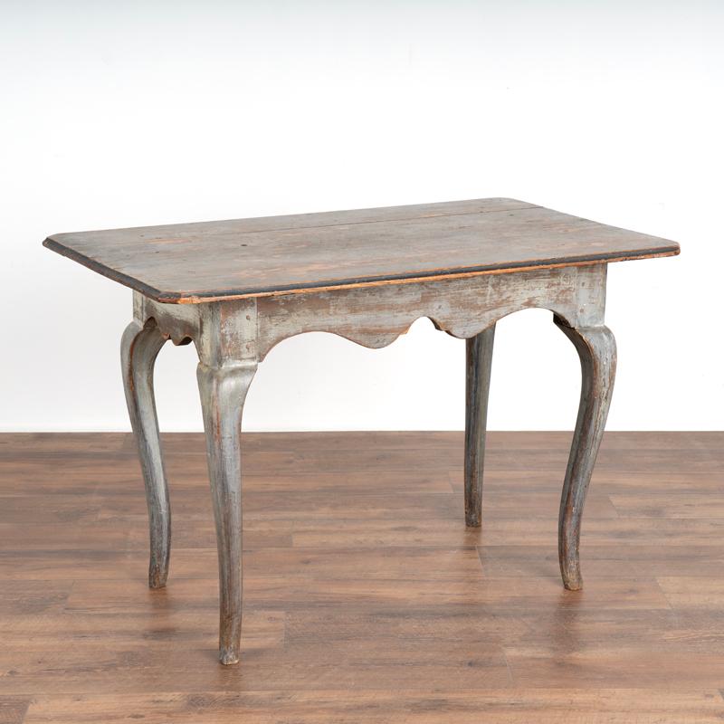 Ancienne table d'appoint originale peinte en gris de Suède Bon état - En vente à Round Top, TX