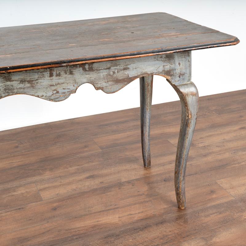 Ancienne table d'appoint originale peinte en gris de Suède en vente 1