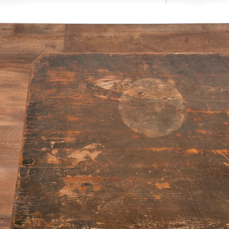 Ancienne table d'appoint originale peinte en gris de Suède en vente 2