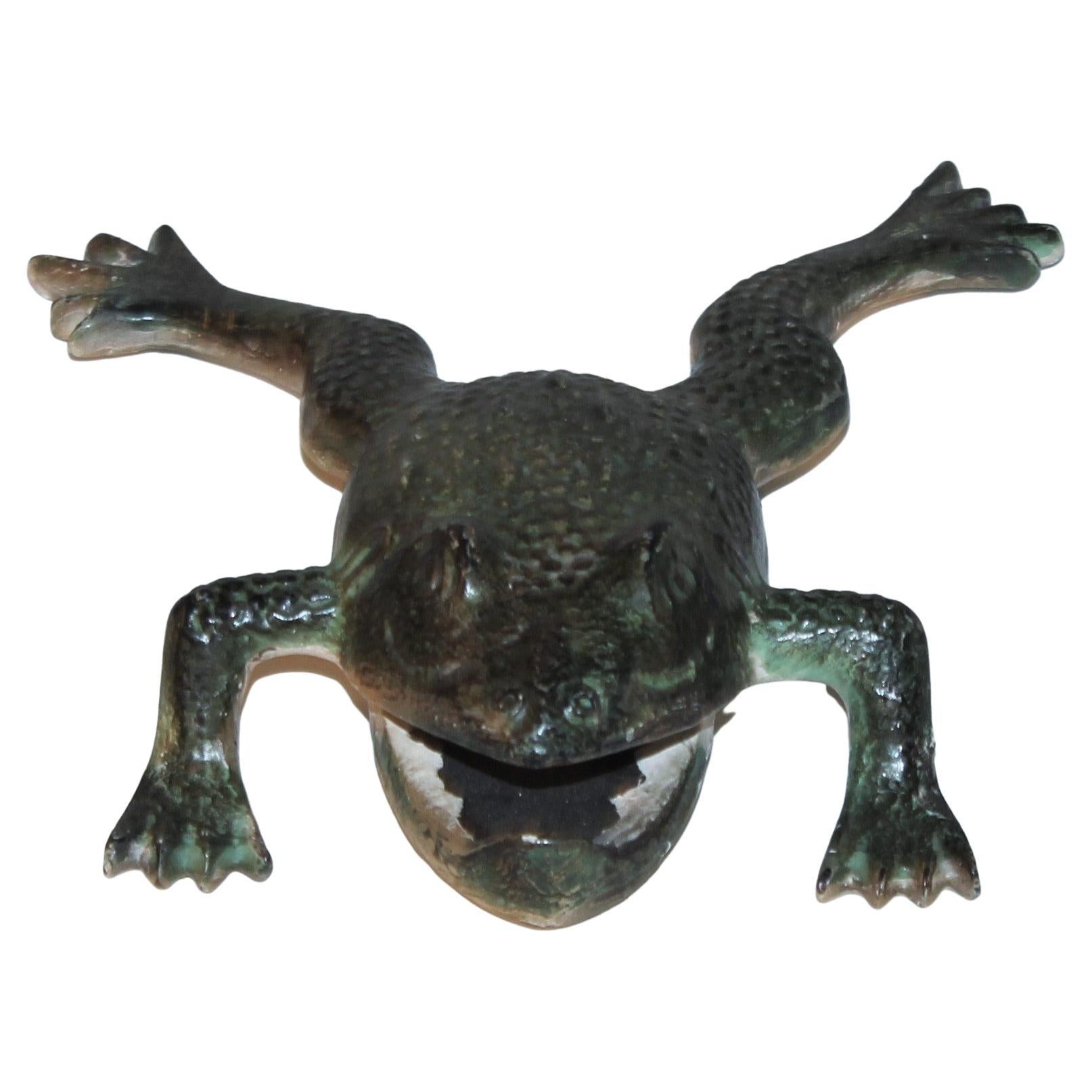 Ancienne grenouille en fer peint en vert d'origine