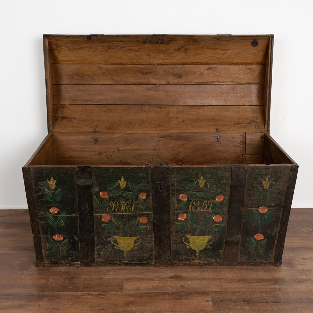 Antiker Original handgemalter grüner Dome-Top-Koffer mit Blumen, Schweden, datiert 18 (Volkskunst) im Angebot