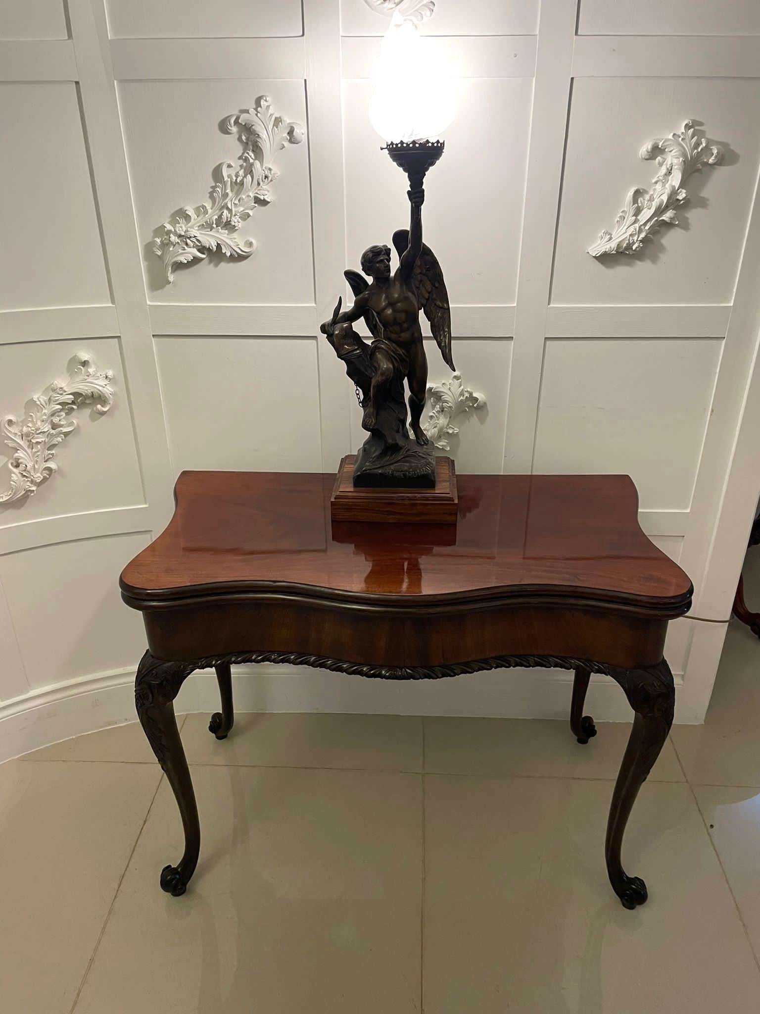 Ancienne table à cartes George III originale Hepplewhite en acajou sculpté de qualité exceptionnelle, avec un beau plateau à charnière en acajou figuré en forme de serpentin s'ouvrant pour révéler un intérieur en baize verte au-dessus d'une frise en