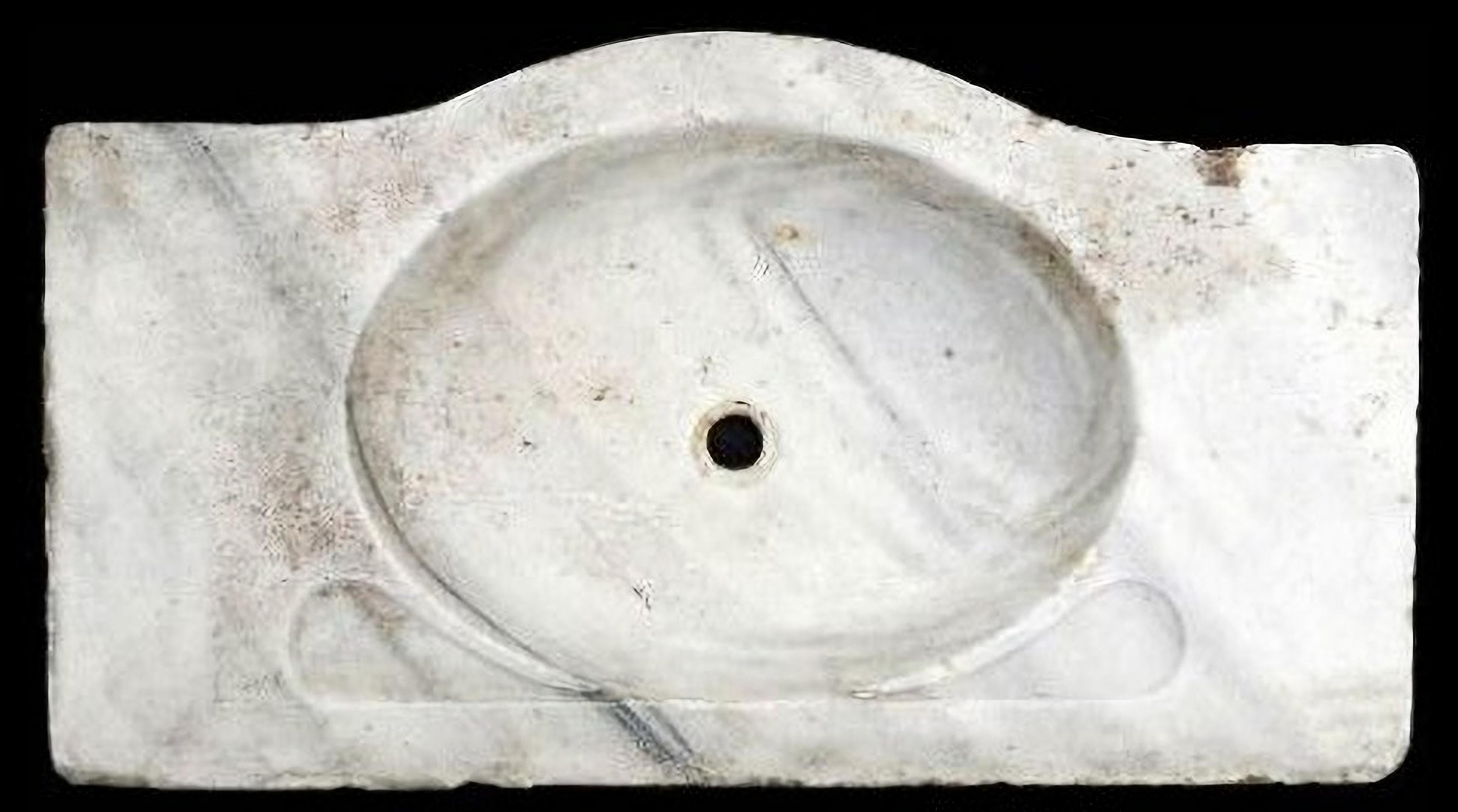 ANTIQUE ORIGINAL MARBLE SINK began 20th Century

Original antique white marble sink.
WIDTH 39 cm
LENGTH 70 cm
INTERNAL DEPTH OF THE BASIN 8 cm
THICKNESS 11 cm
OVAL HOLE DIMENSIONS 40 X 29 cm
Ancient MANUFACTURING
MATERIAL White Carrara marble
