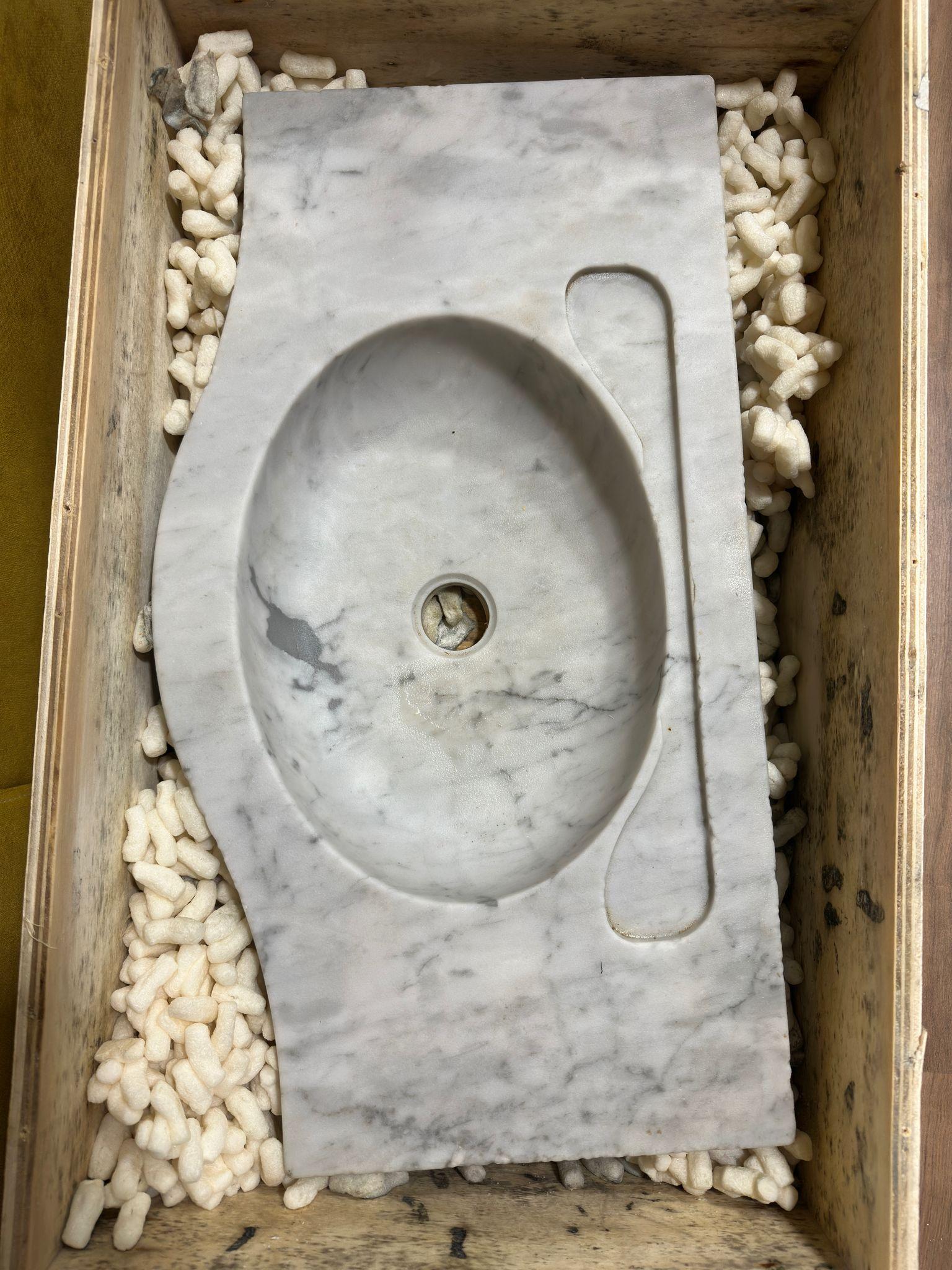 ANTIQUE ORIGINAL MARBLE SINK began 20th Century

Original antique white marble sink.
WIDTH 39 cm
LENGTH 70 cm
INTERNAL DEPTH OF THE BASIN 8 cm
THICKNESS 11 cm
OVAL HOLE DIMENSIONS 40 X 29 cm
Ancient MANUFACTURING
MATERIAL White Carrara marble