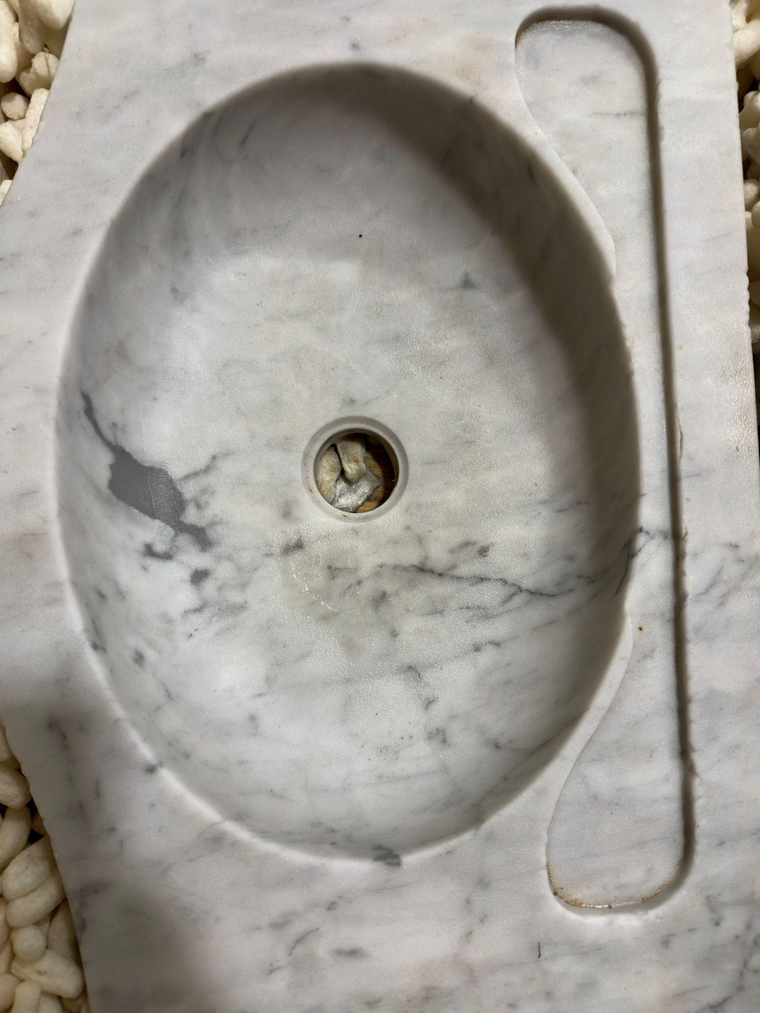 ANTIQUE ORIGINAL ITALIAN CARRARA MARBLE SINK began 20th Century In Good Condition For Sale In Madrid, ES