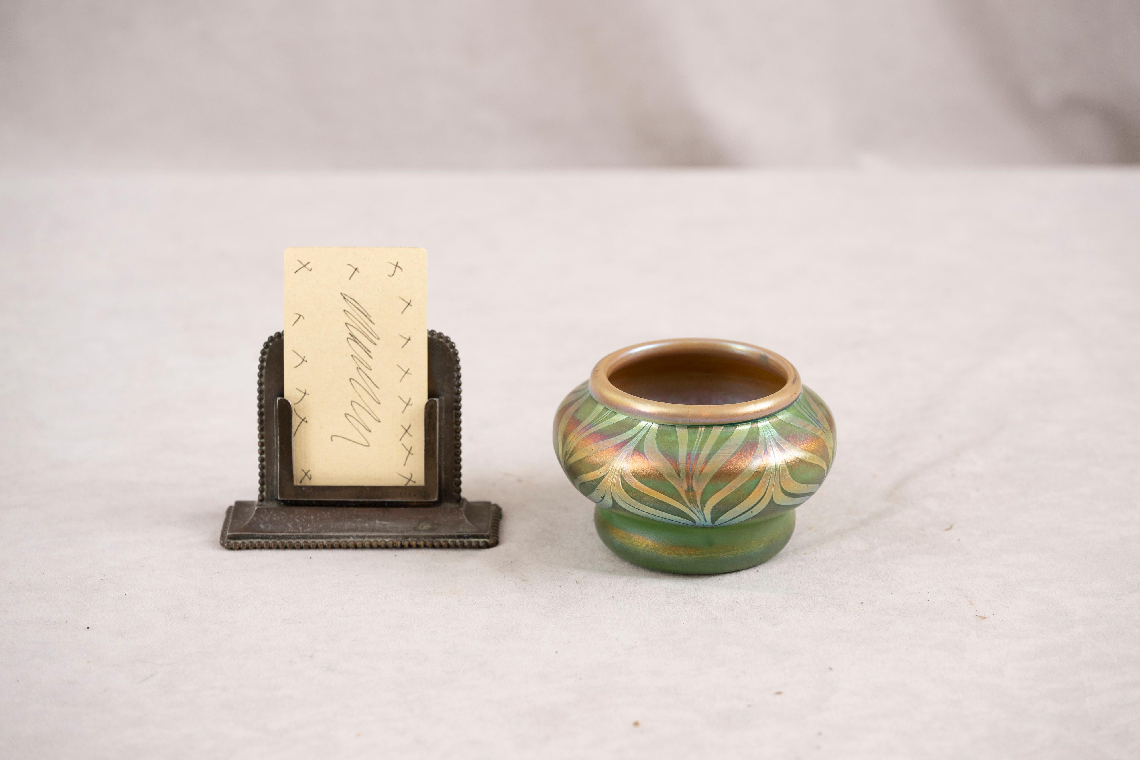  Un ottimo esempio dell'opera del più importante creatore di vetro, Louis Comfort Tiffany. Oltre alle meravigliose lampade prodotte dal suo studio, realizzò molti oggetti in vetro bellissimi ed esotici. Questo piccolo pezzo è stato realizzato in un