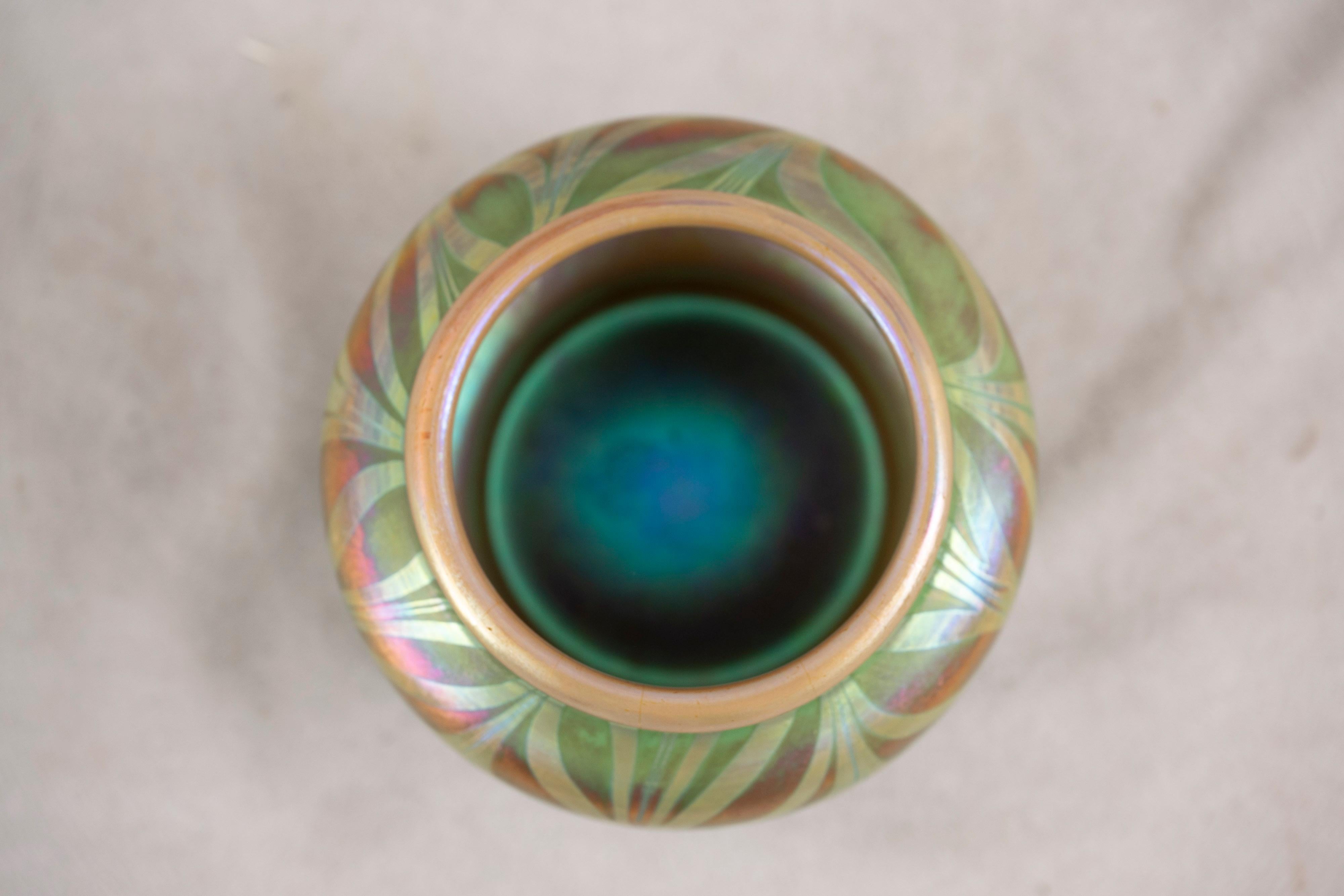 Art Nouveau Antica ciotola originale in vetro con piume verdi di L.C.Tiffany, 1905 circa, firmata L.C.A. in vendita