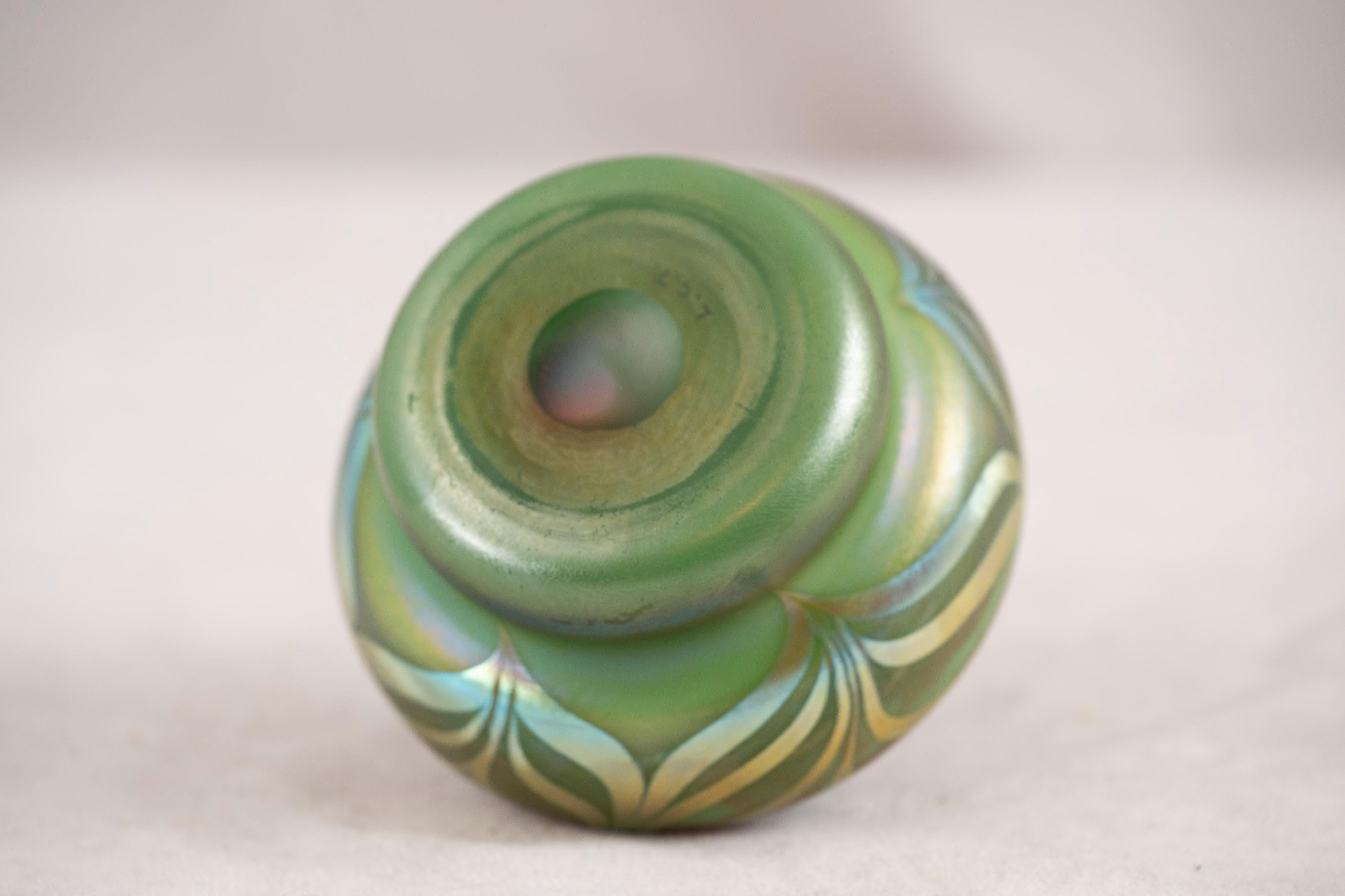Americano Antica ciotola originale in vetro con piume verdi di L.C.Tiffany, 1905 circa, firmata L.C.A. in vendita