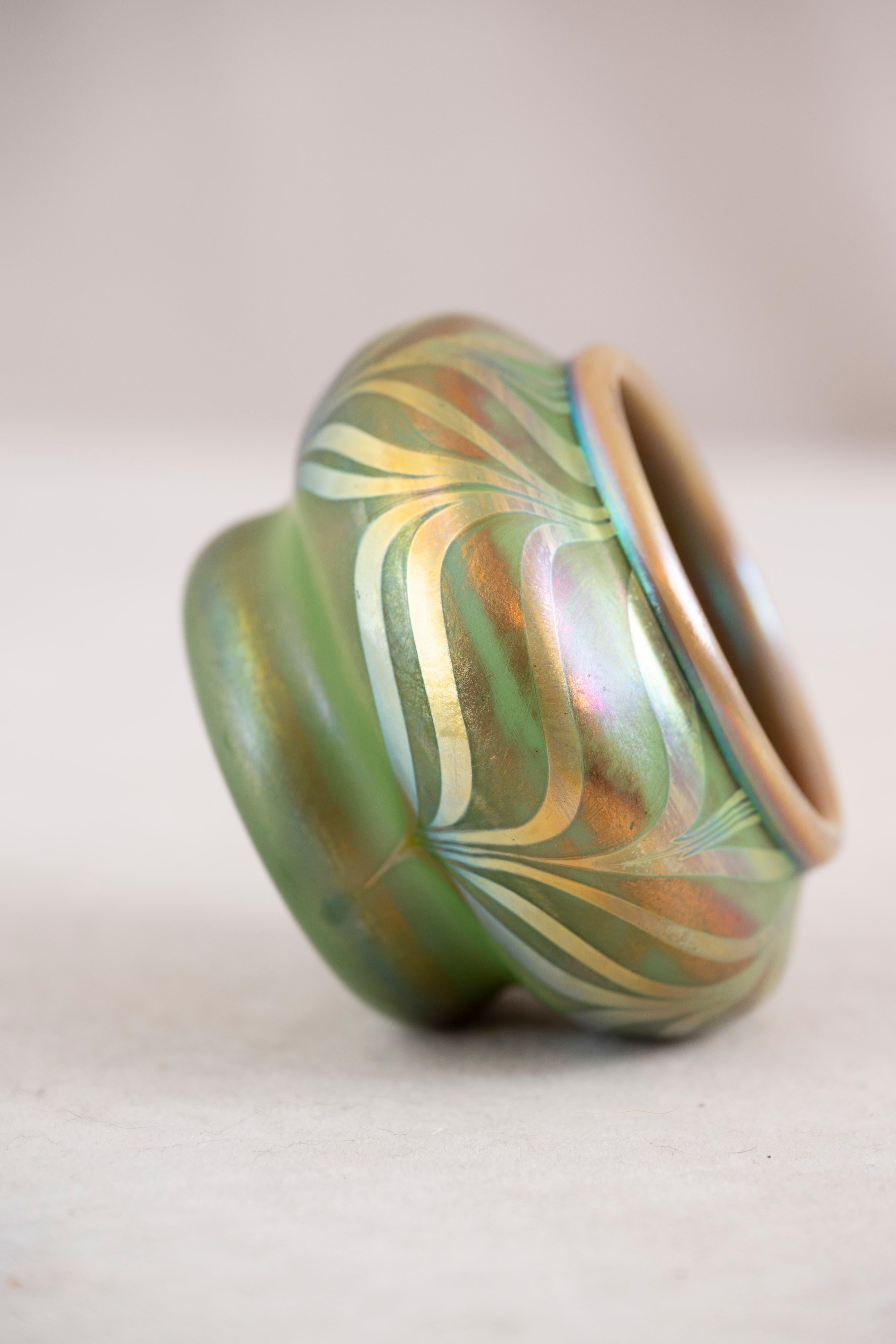 Fatto a mano Antica ciotola originale in vetro con piume verdi di L.C.Tiffany, 1905 circa, firmata L.C.A. in vendita