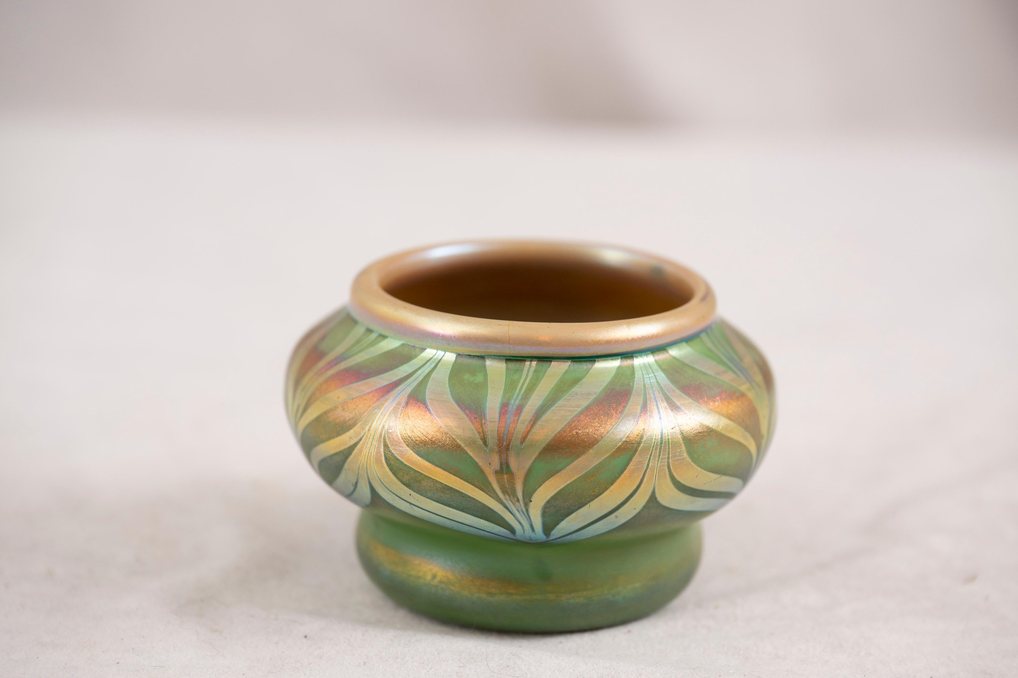 Vetro artistico Antica ciotola originale in vetro con piume verdi di L.C.Tiffany, 1905 circa, firmata L.C.A. in vendita