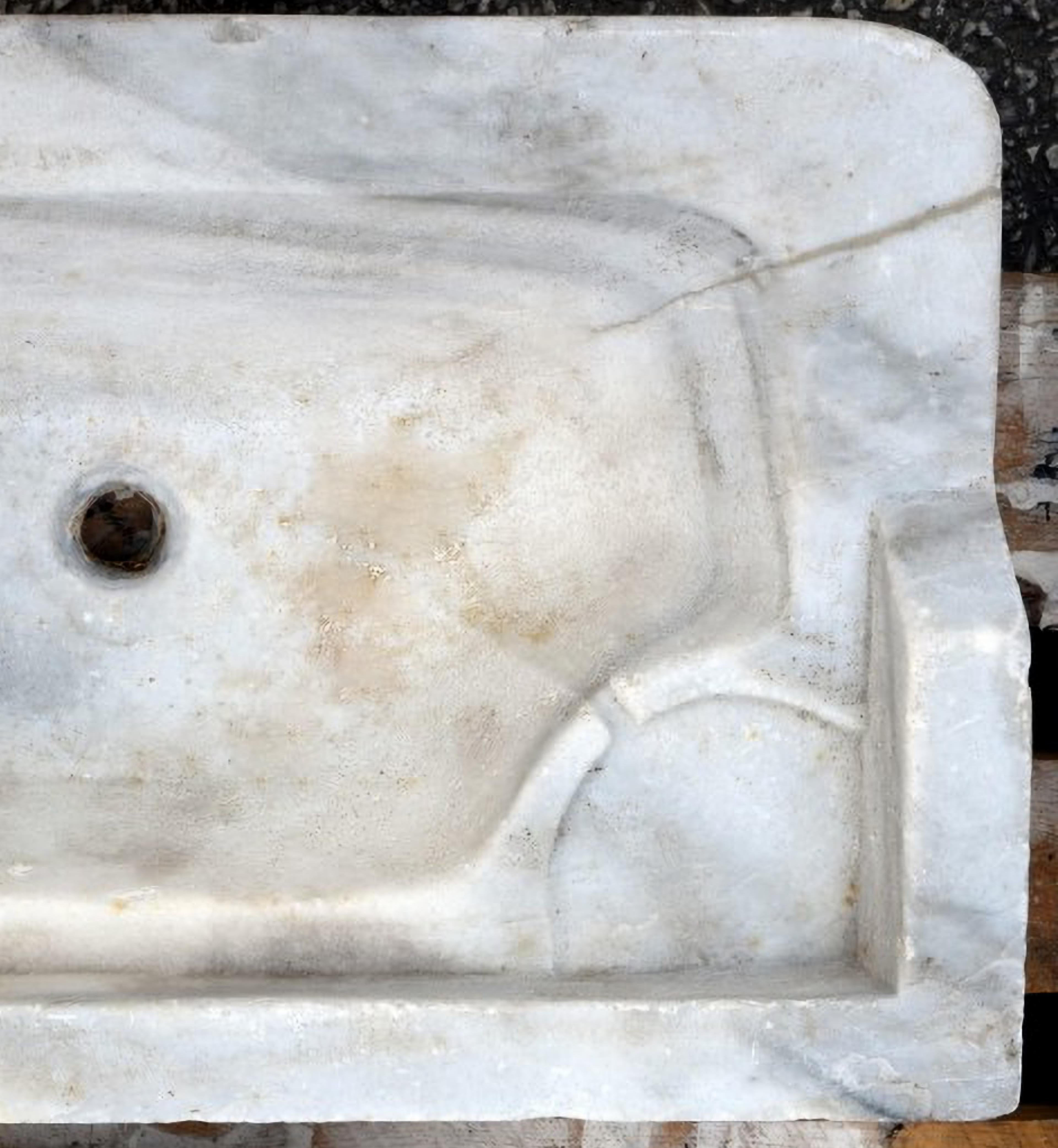 ANTIQUE ORIGINAL MARBLE SINK 19th Century


Interesting sink from the end of the 19th century, made by copying the Kaolin sinks that appeared between the end of the 19th century and the beginning of the 20th century. It was the new fashion for the