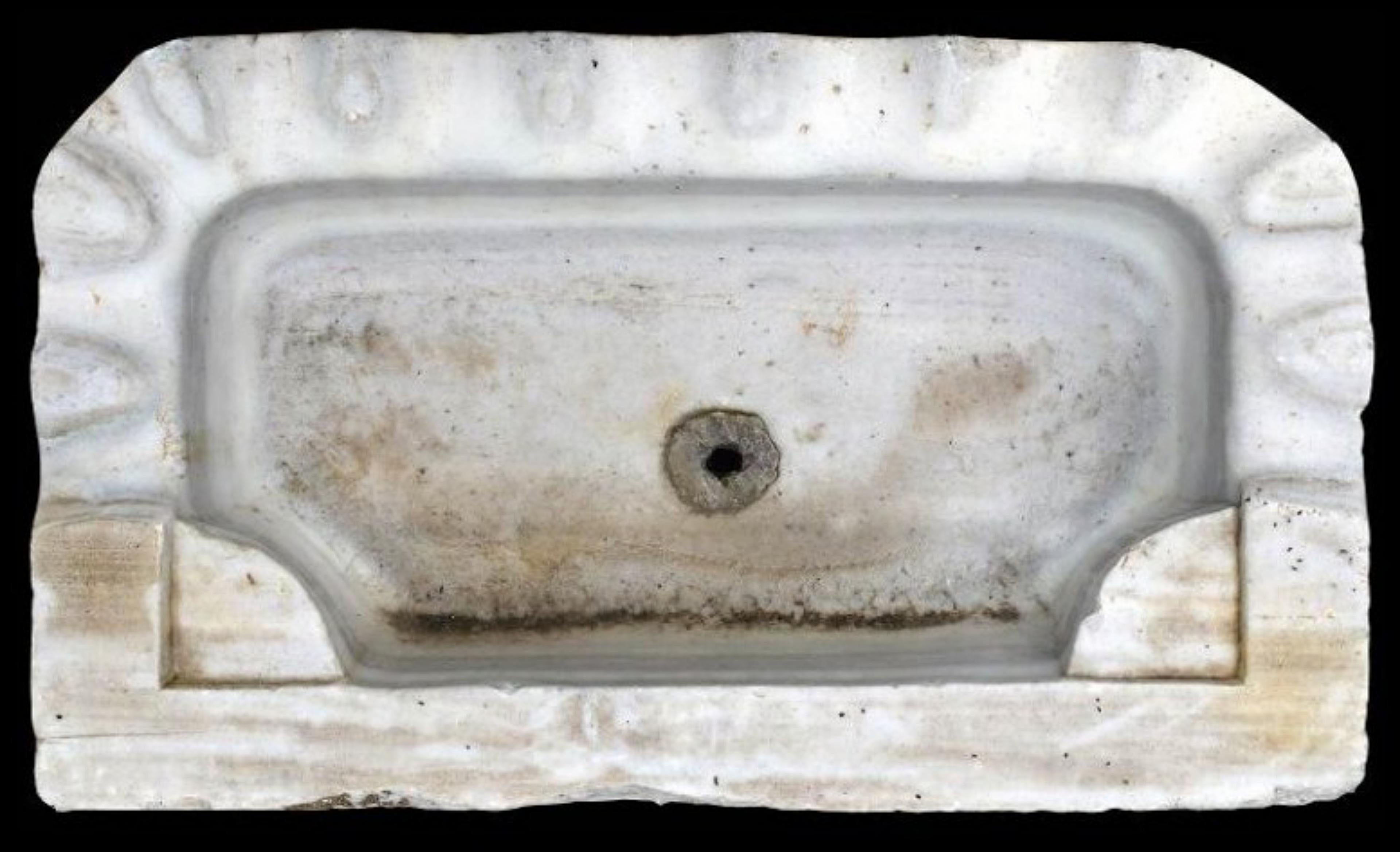 ANTIQUE ORIGINAL MARBLE WASHBASIN 18. Jahrhundert

Originales antikes Waschbecken aus weißem Marmor.
Abmessungen des Lochs cm.44x21x10

BREITE 55cm
TIEFE 33cm
DICKTHEIT 17cm