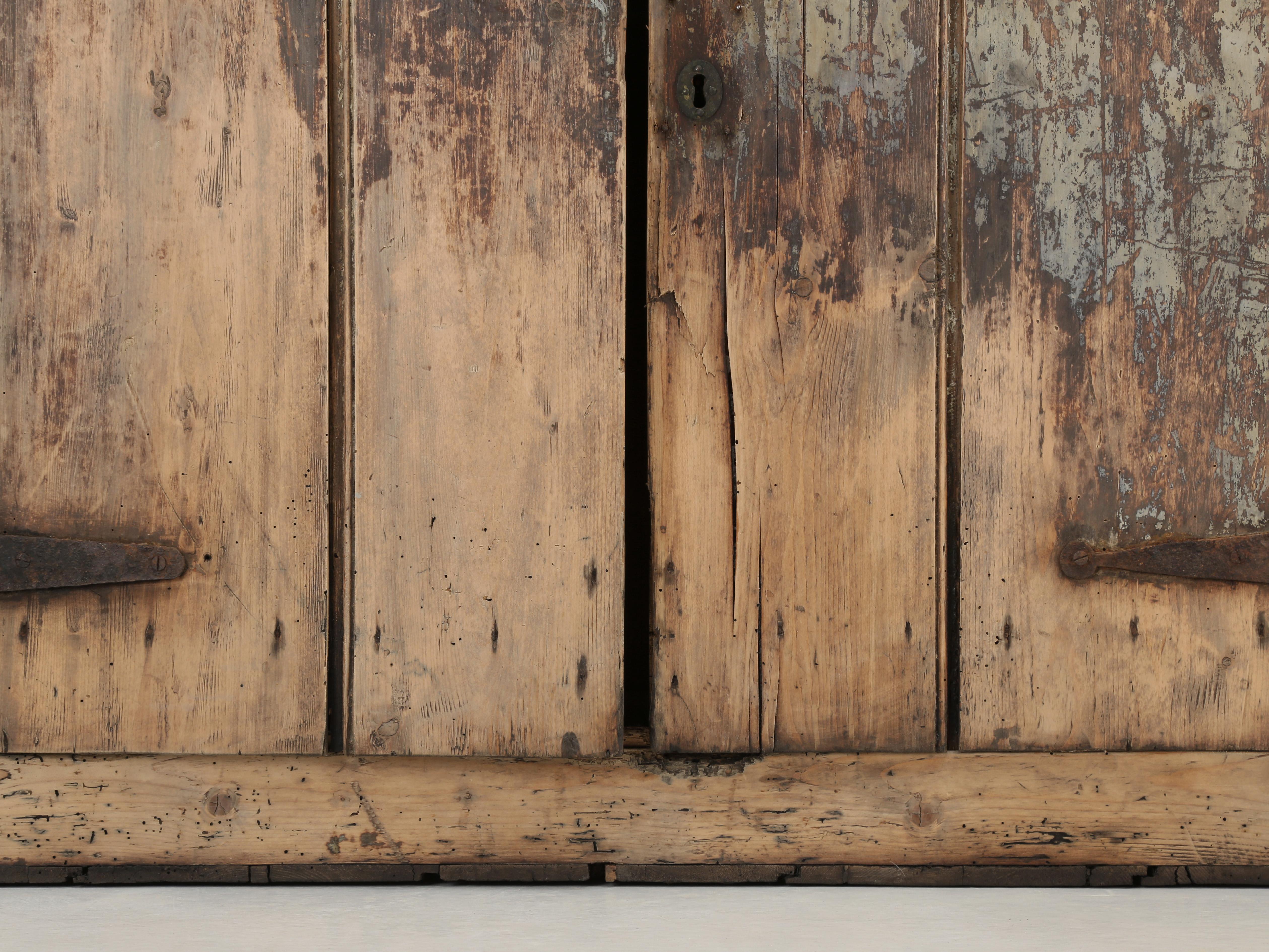 Antiker rustikaler 2-türiger Schrank aus Irland mit fabelhafter Patina, Originalfarbe  im Angebot 2
