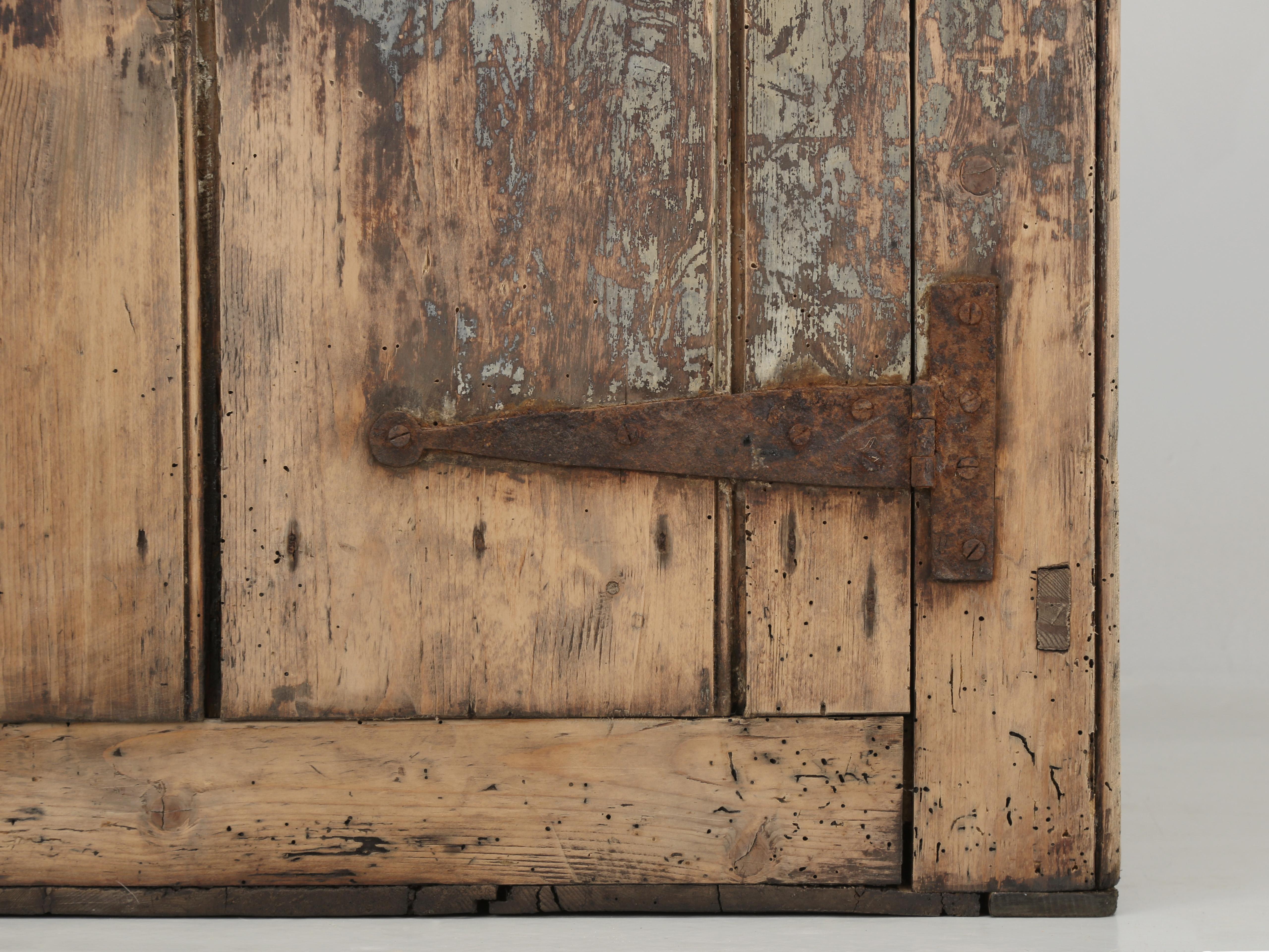 Antiker rustikaler 2-türiger Schrank aus Irland mit fabelhafter Patina, Originalfarbe  im Angebot 3