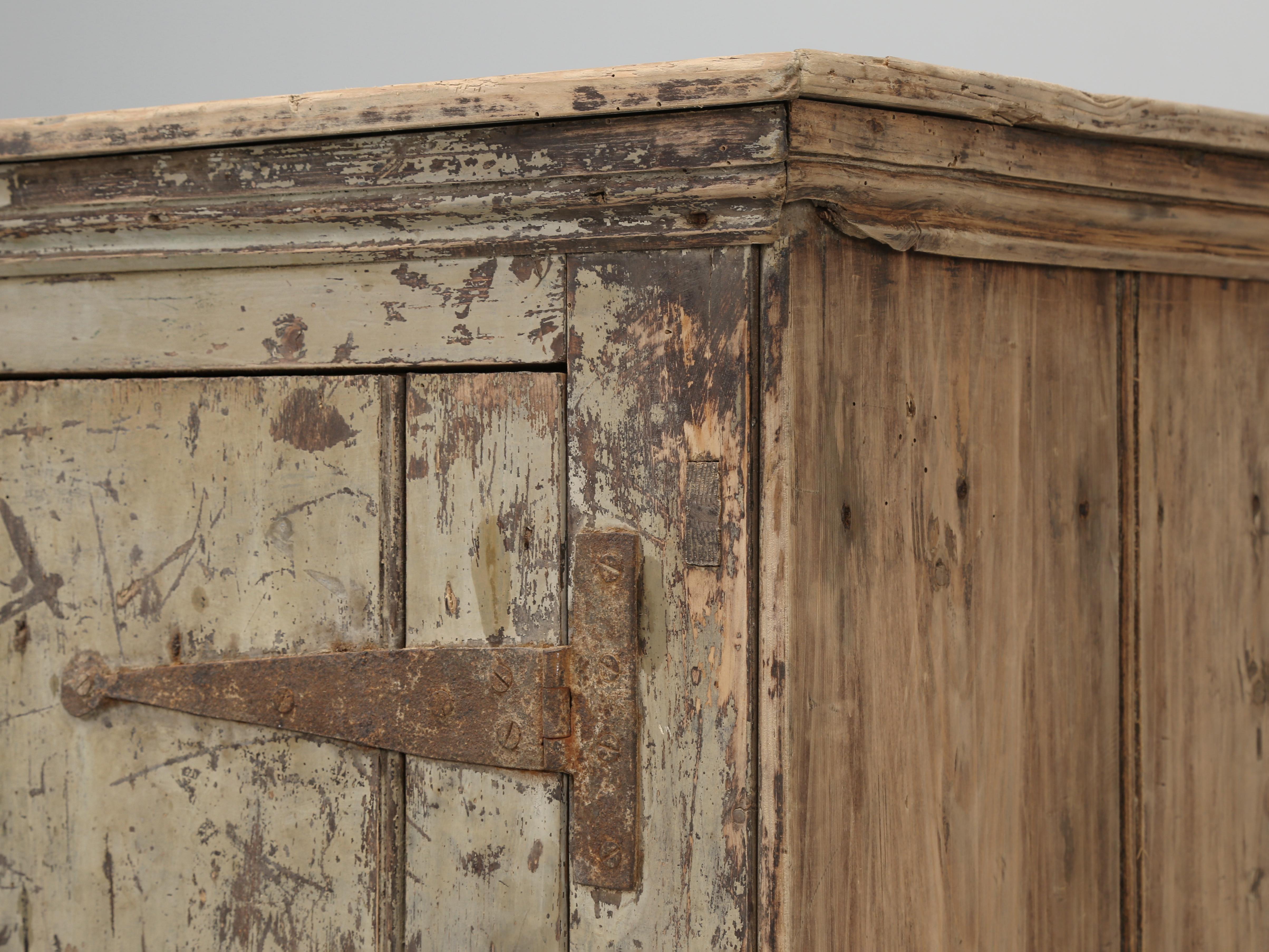 Antiker rustikaler 2-türiger Schrank aus Irland mit fabelhafter Patina, Originalfarbe  im Zustand „Gut“ im Angebot in Chicago, IL