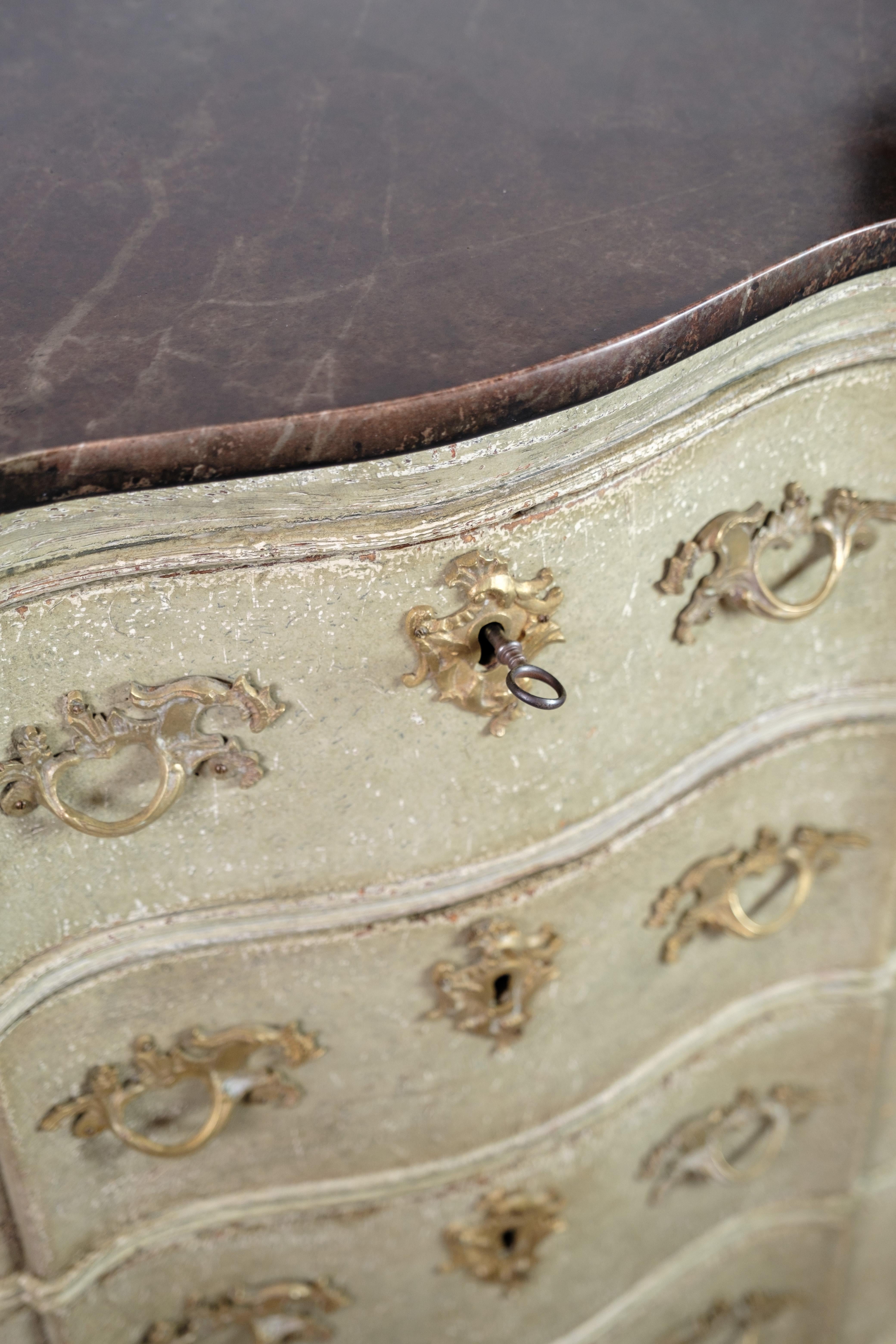 Barocco Antico cassettone originale dipinto con piano in marmo marrone scuro del 1740 in vendita