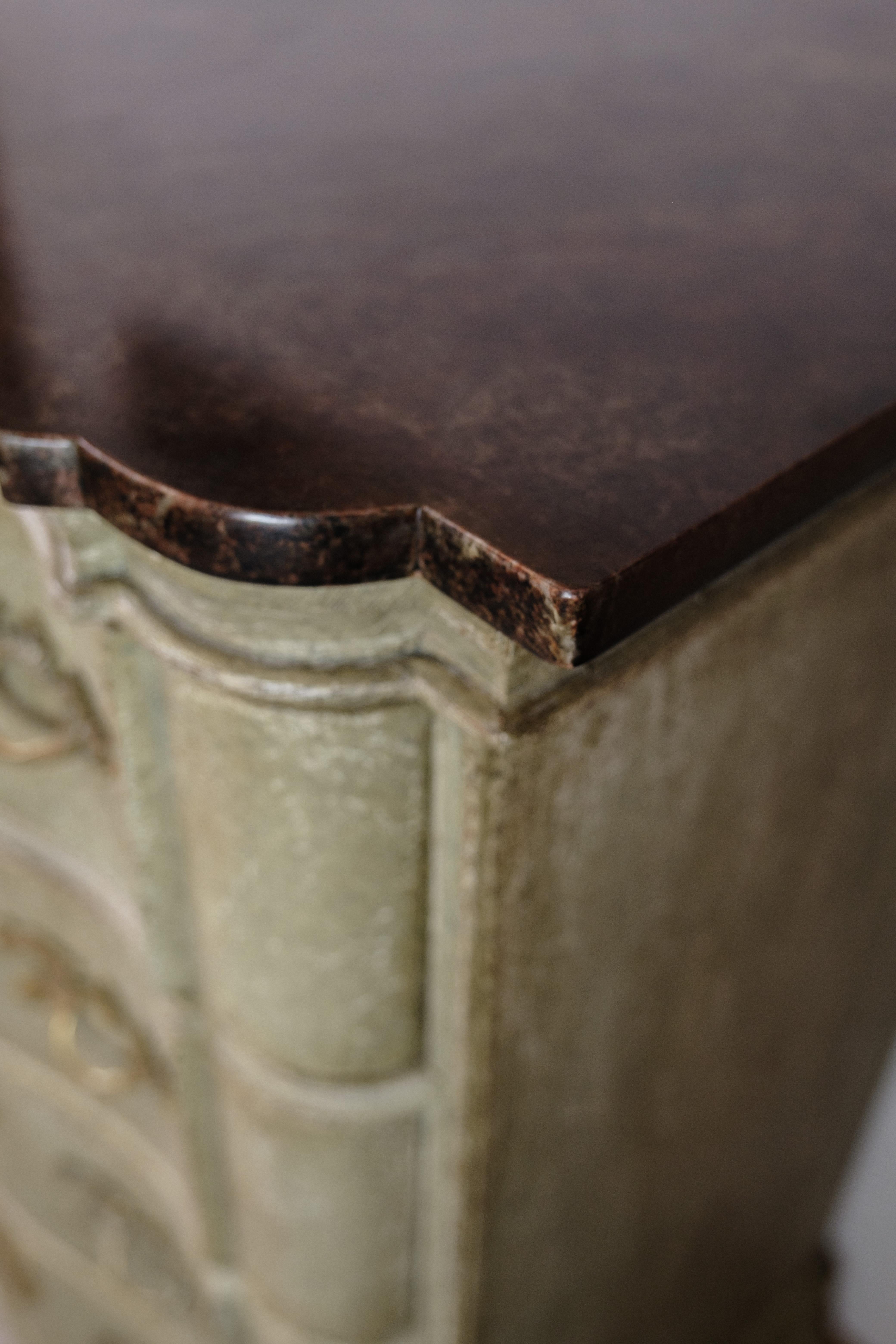 Antico cassettone originale dipinto con piano in marmo marrone scuro del 1740 In condizioni buone in vendita a Lejre, DK