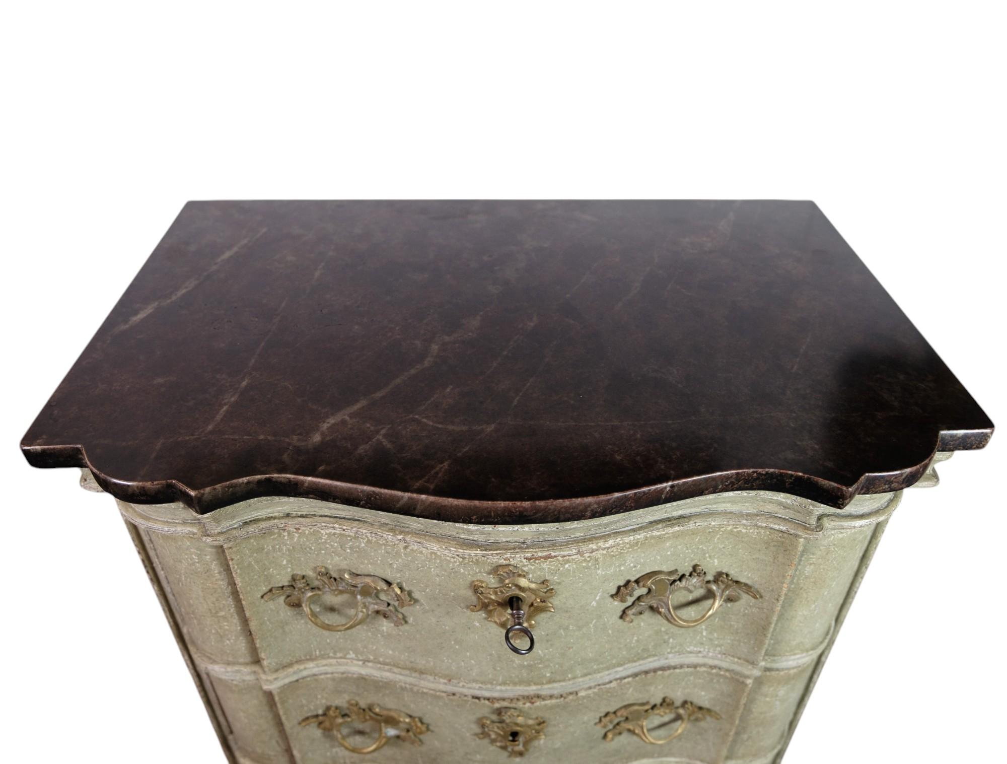 Metà XVIII secolo Antico cassettone originale dipinto con piano in marmo marrone scuro del 1740 in vendita