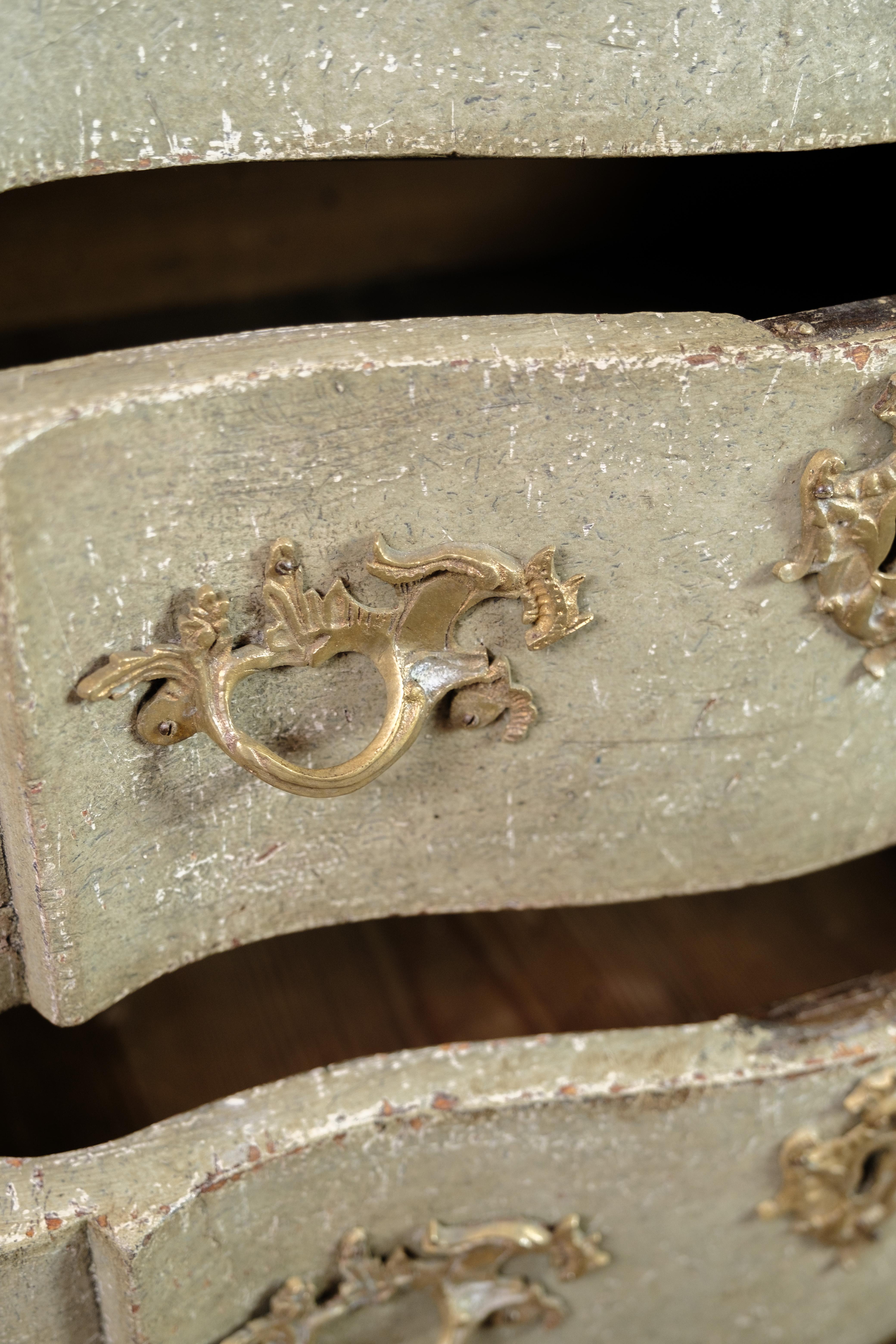 Antico cassettone originale dipinto con piano in marmo marrone scuro del 1740 in vendita 1