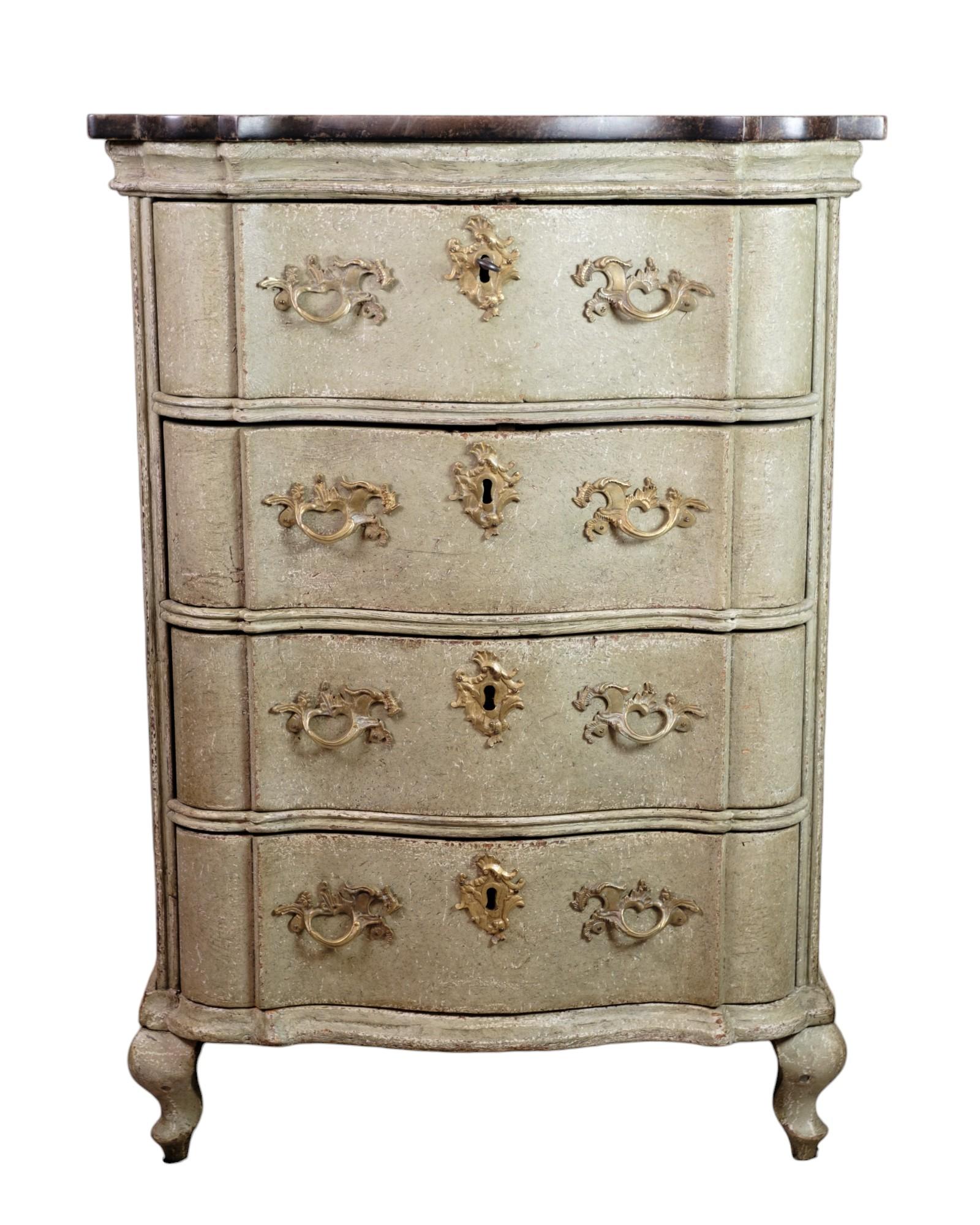Antico cassettone originale dipinto con piano in marmo marrone scuro del 1740 in vendita 2