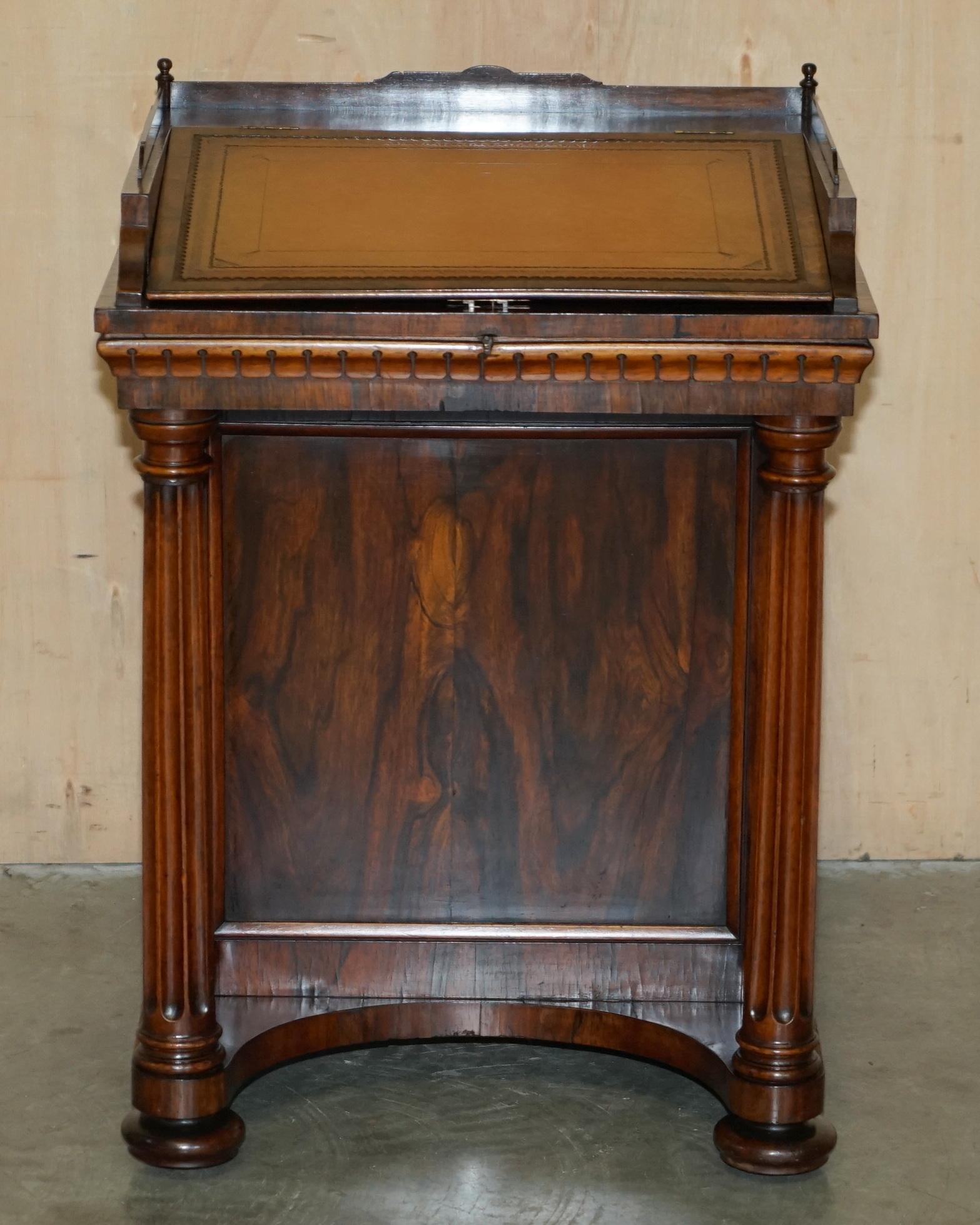 Casa Reale Antiquariato

Royal House Antiques è lieta di offrire in vendita questa scrivania Davenport assolutamente straordinaria, totalmente originale e di altissima qualità, risalente al periodo della Reggenza (1810-1820 circa), con piano in