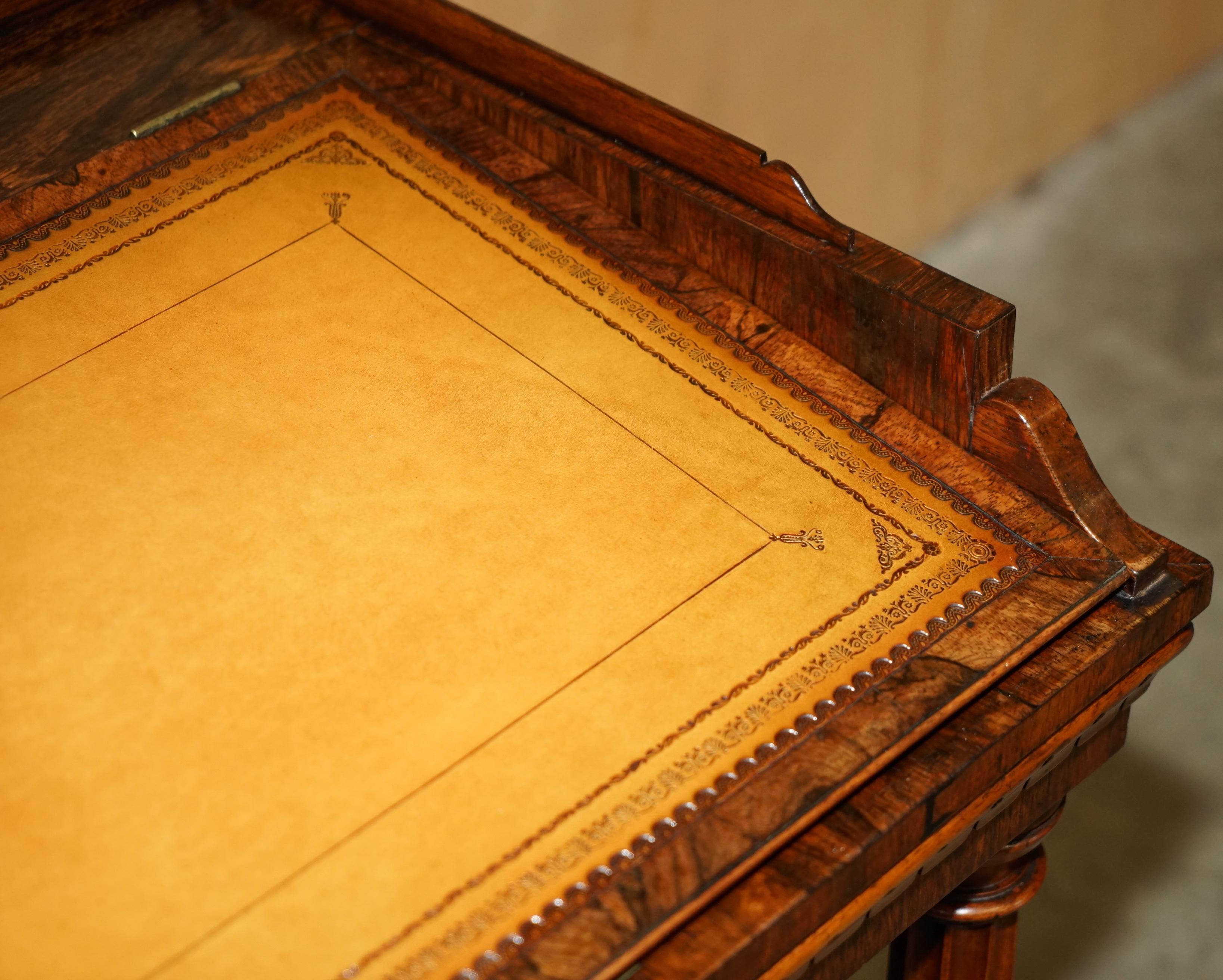 Fatto a mano ANTICO SCRIVANIA ORIGINIALE REGENDE CIRCA 1810-1820 IN LEGNO DURO E PELLE MARRONE DAVENPORT in vendita