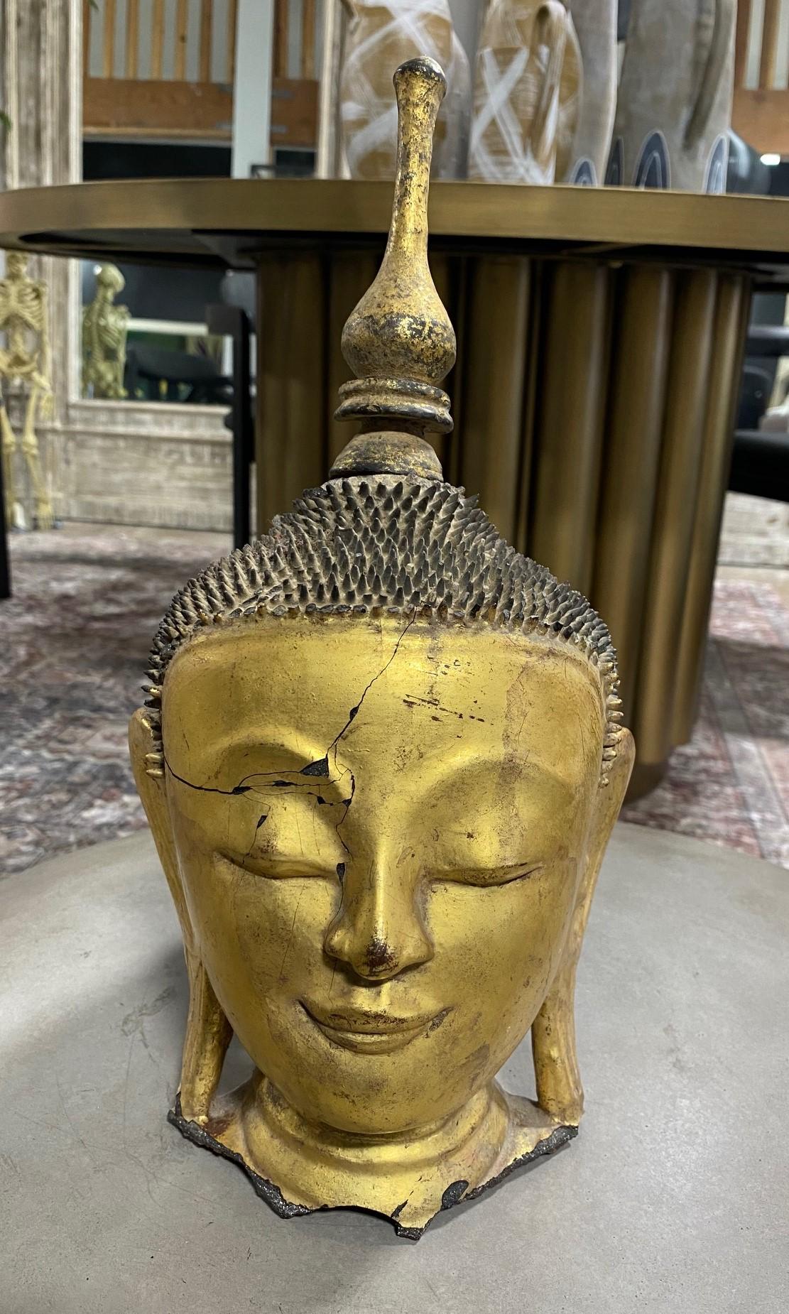 Ein außergewöhnlich schöner, ruhiger, fein gearbeiteter und äußerst seltener birmanischer Buddhakopf/-büste - handgefertigt nach der alten Thayo-Technik, bei der eine Lackpaste verwendet wird, die durch Mischen von Lack mit Holzasche, Reishülsen,