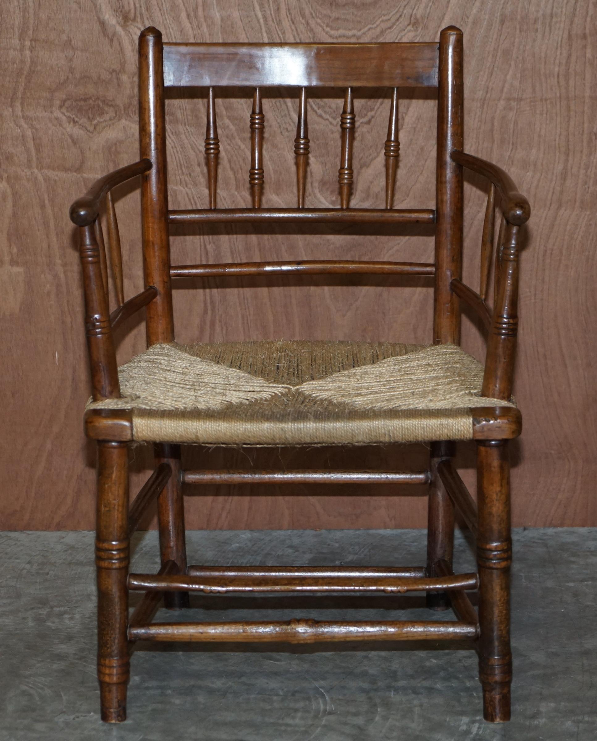 Wir freuen uns, diesen schönen, sehr seltenen und sammelwürdigen William Morris Rush Sitz Sussex Sessel circa 1870-1880, wie er im Victorian and Albert Museum zu sehen ist, zum Verkauf anzubieten

Die Geschichte Dieser Stuhl wurde nach einem in