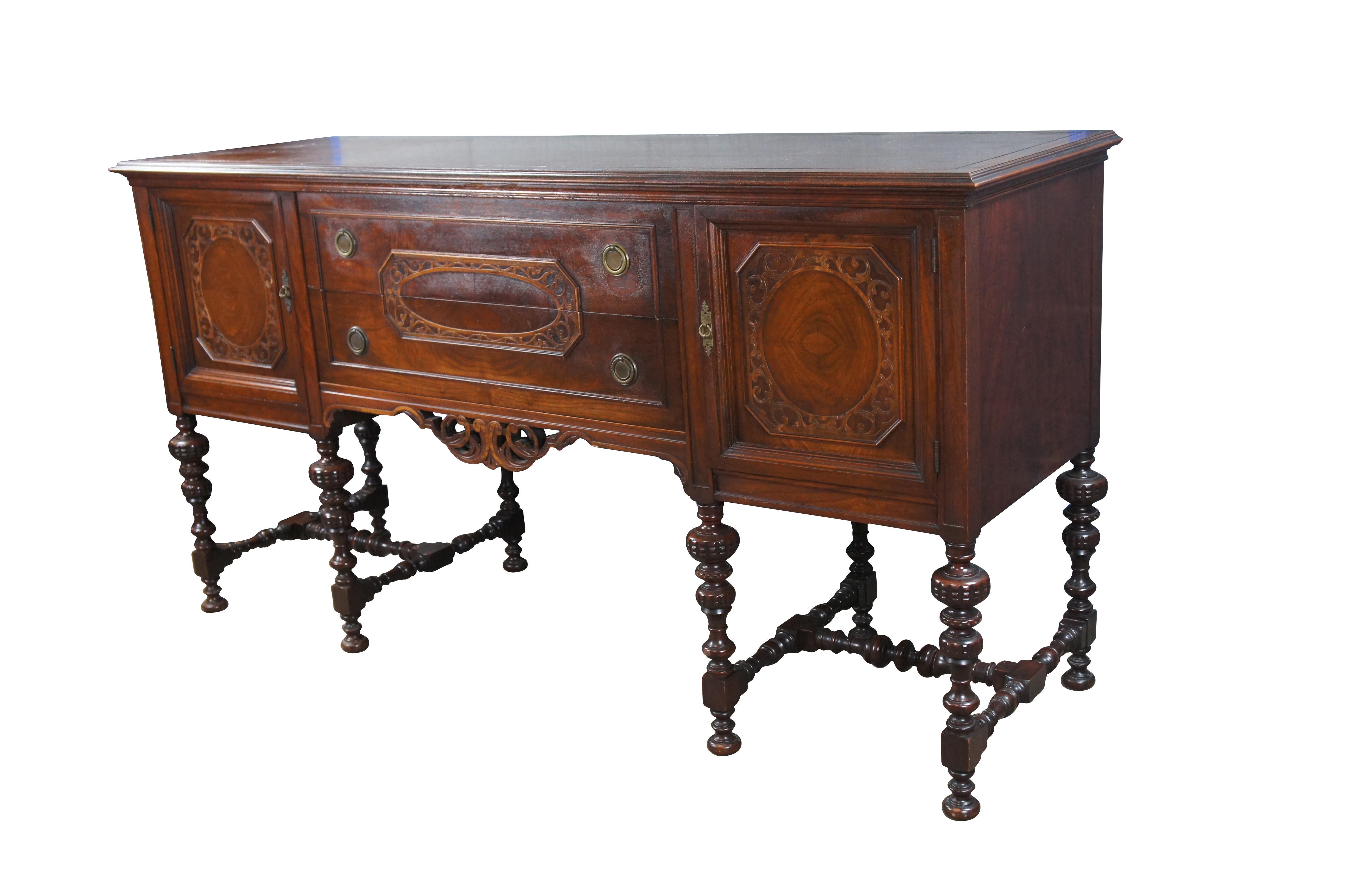 Antiguo buffet / aparador / servidor jacobeo de la Orinoco Furniture Company.  De madera de roble y forma rectangular, con puertas y cajones calados y acentuados con una moldura foliada, calada y con volutas, sobre patas y pies acanalados y