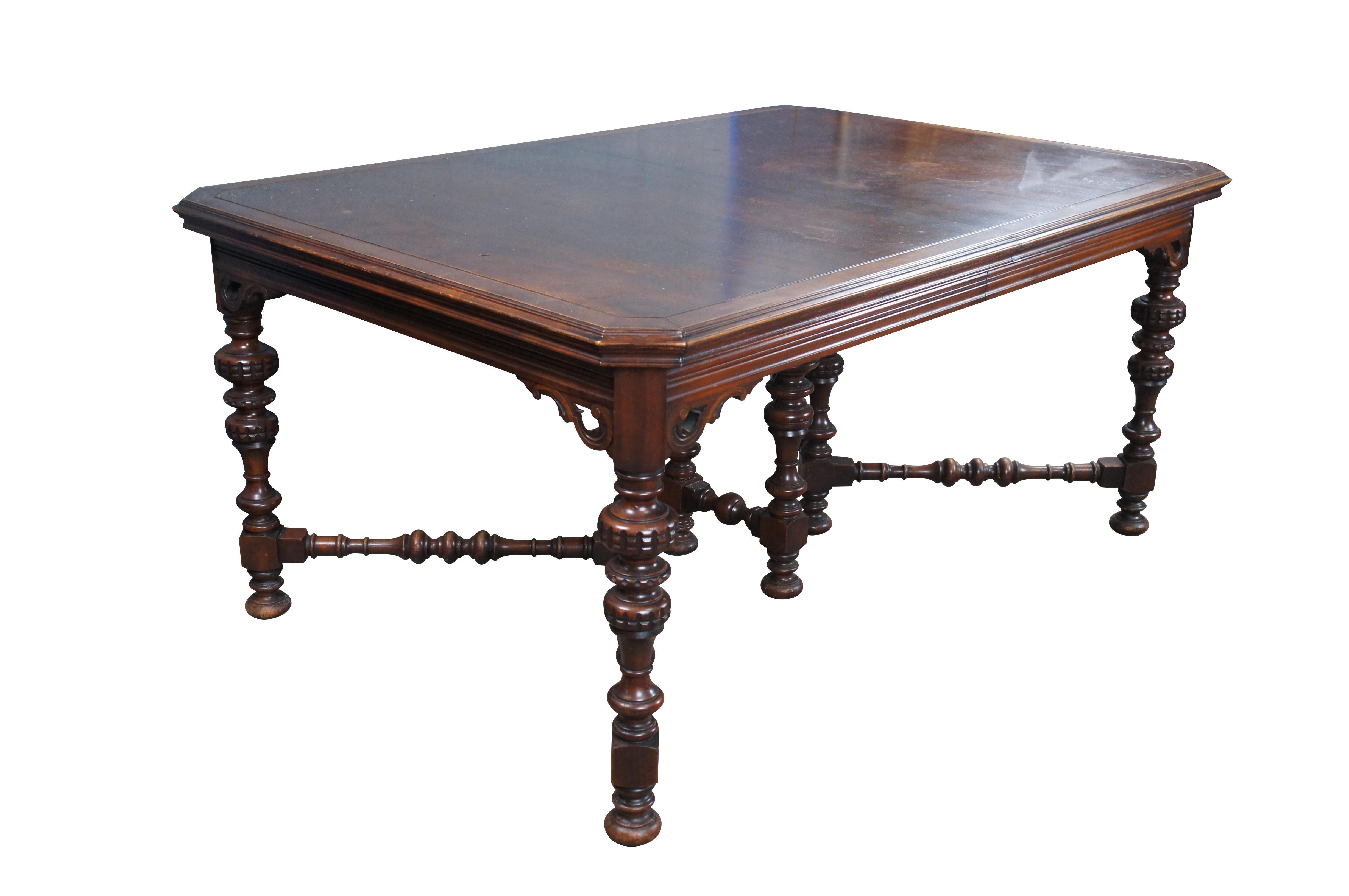Antiker Orinoco Furniture Company Jacobean / Spanish Revival Stil ausziehbarer Esstisch.  Gefertigt aus Eiche mit rechteckigen, gekerbten Ecken und S-förmigen Zwickeln über balusterförmig gedrehten, gerippten Beinen/Füßen.  Orinoco Furniture,
