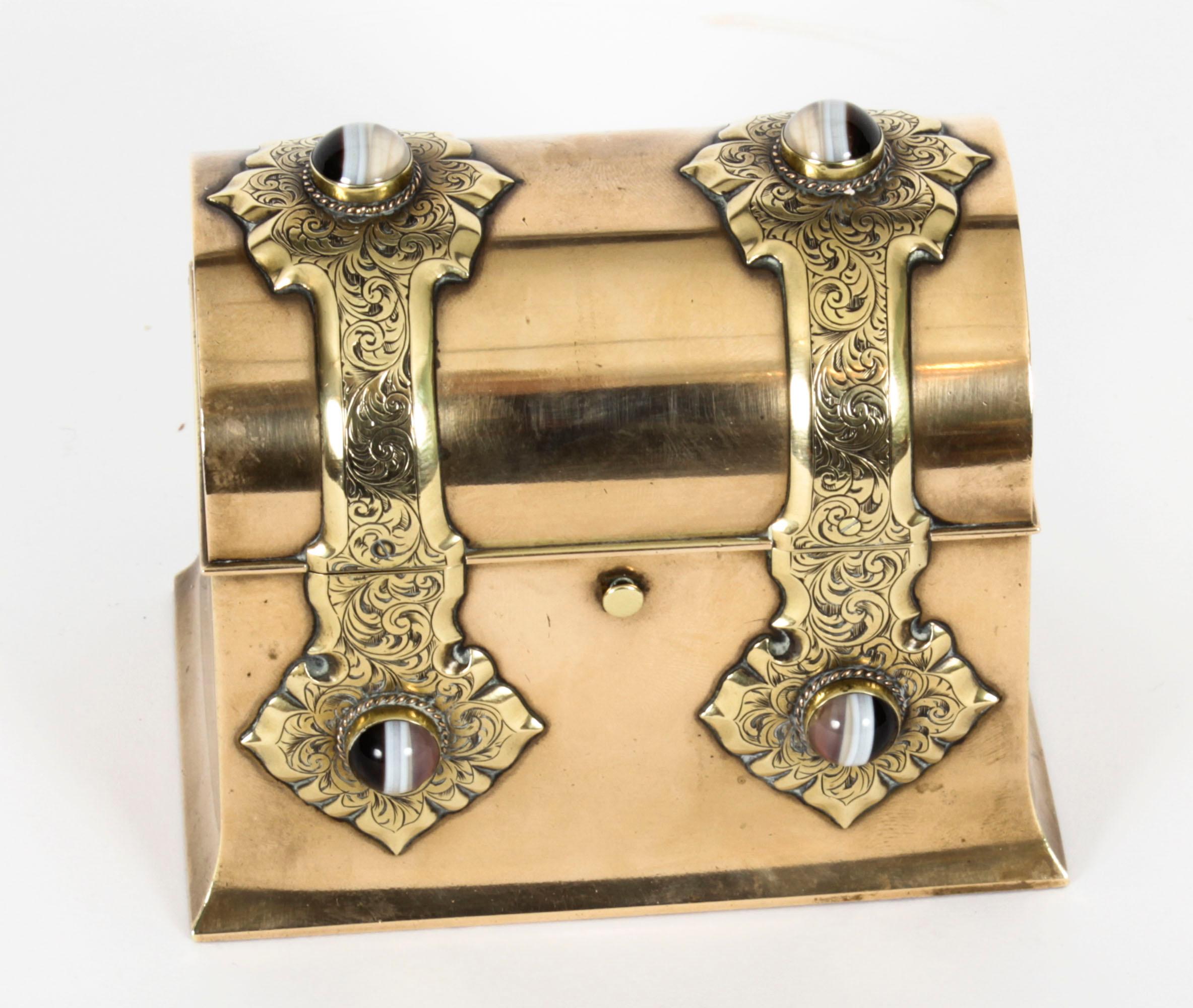 Il s'agit d'un superbe coffret ancien en bronze doré et agate monté par Asprey, datant d'environ 1870.
 
Le cercueil présente un contour rectangulaire avec un couvercle bombé qui s'ouvre pour révéler deux flacons de parfum en verre transparent.
