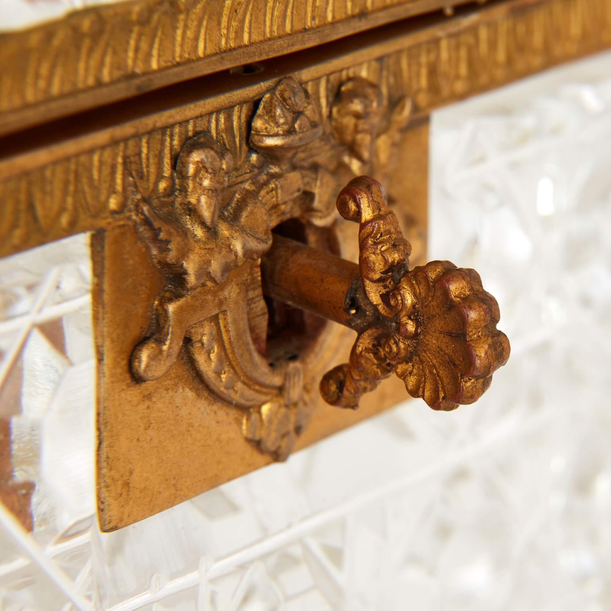 Coffret ancien en bronze doré et cristal taillé de Baccarat Bon état - En vente à London, GB