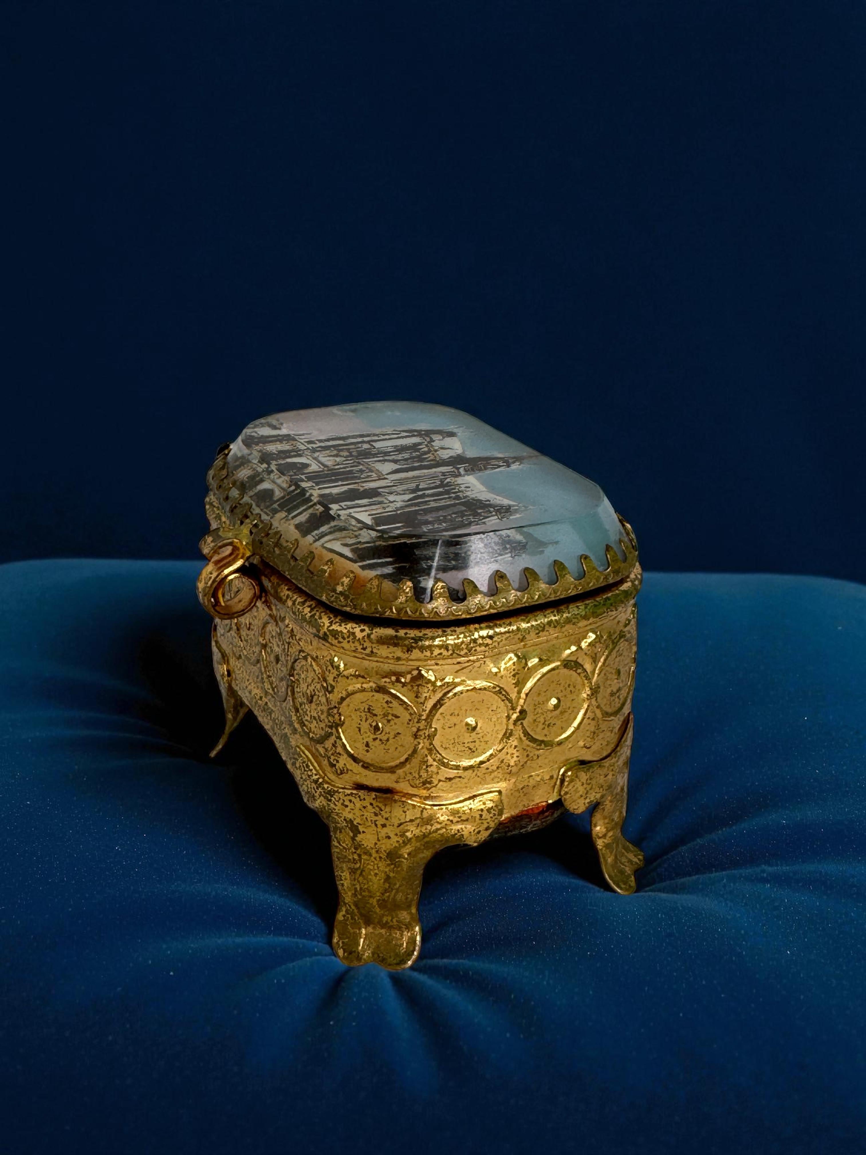 Coffret à bijoux ancien en bronze doré, verre biseauté, cathédrale de Metz, France 1900 en vente 3