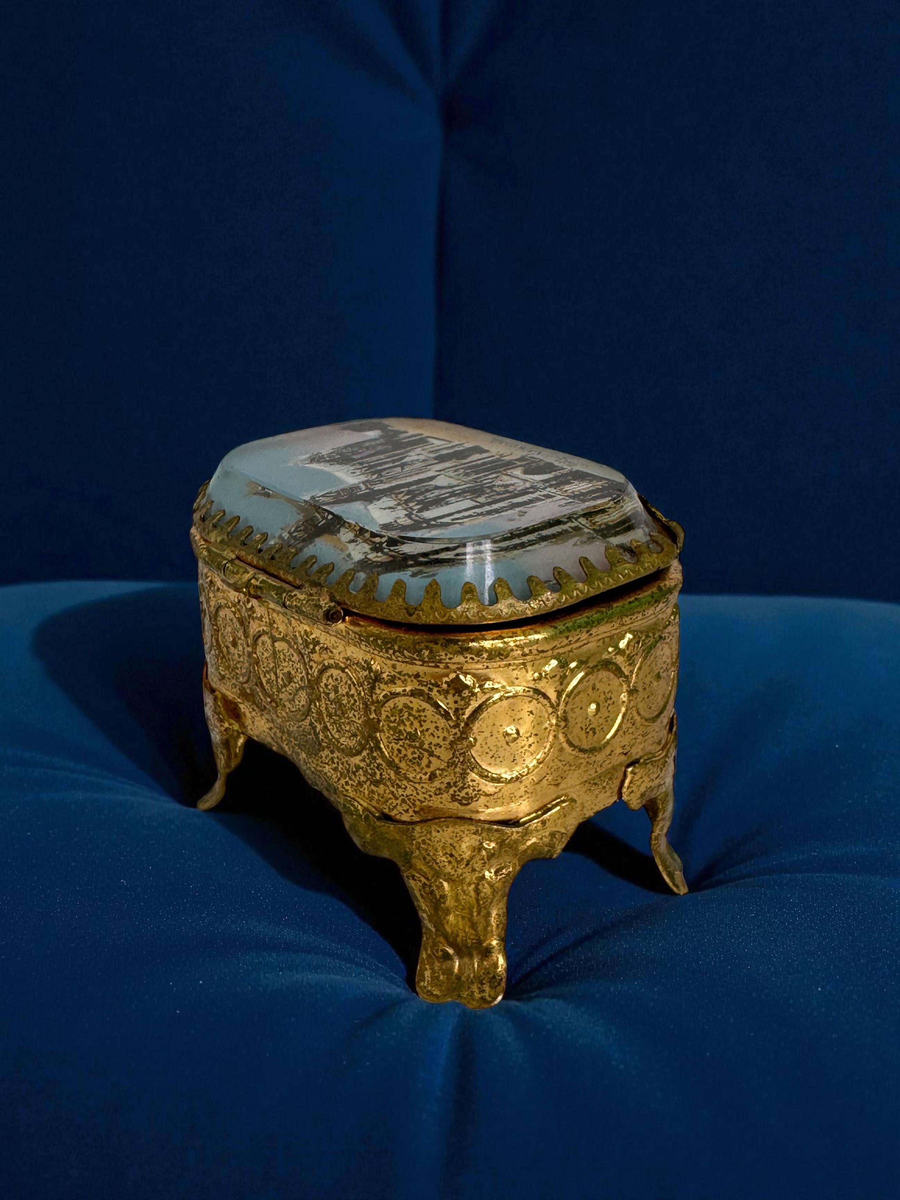 Coffret à bijoux ancien en bronze doré, verre biseauté, cathédrale de Metz, France 1900 en vente 4