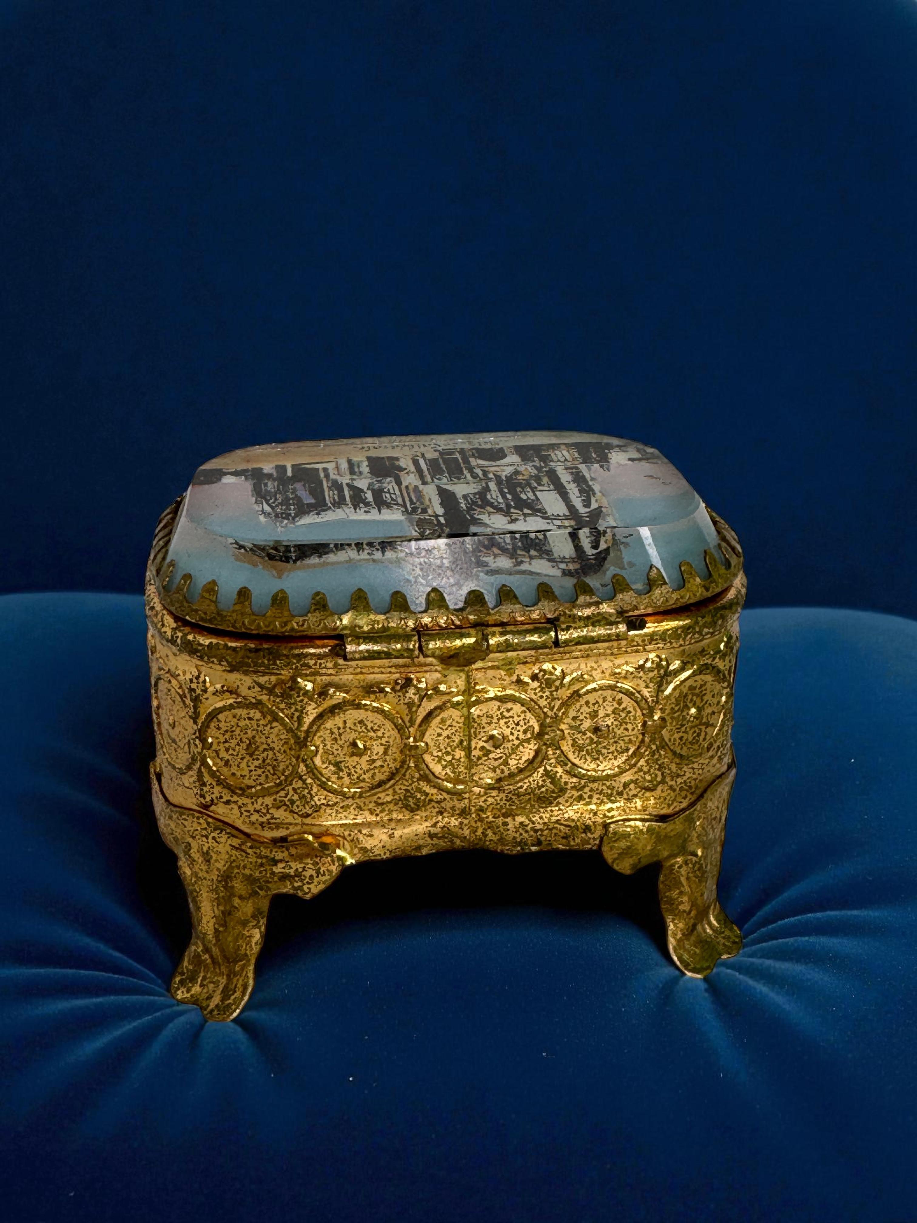 Coffret à bijoux ancien en bronze doré, verre biseauté, cathédrale de Metz, France 1900 en vente 5