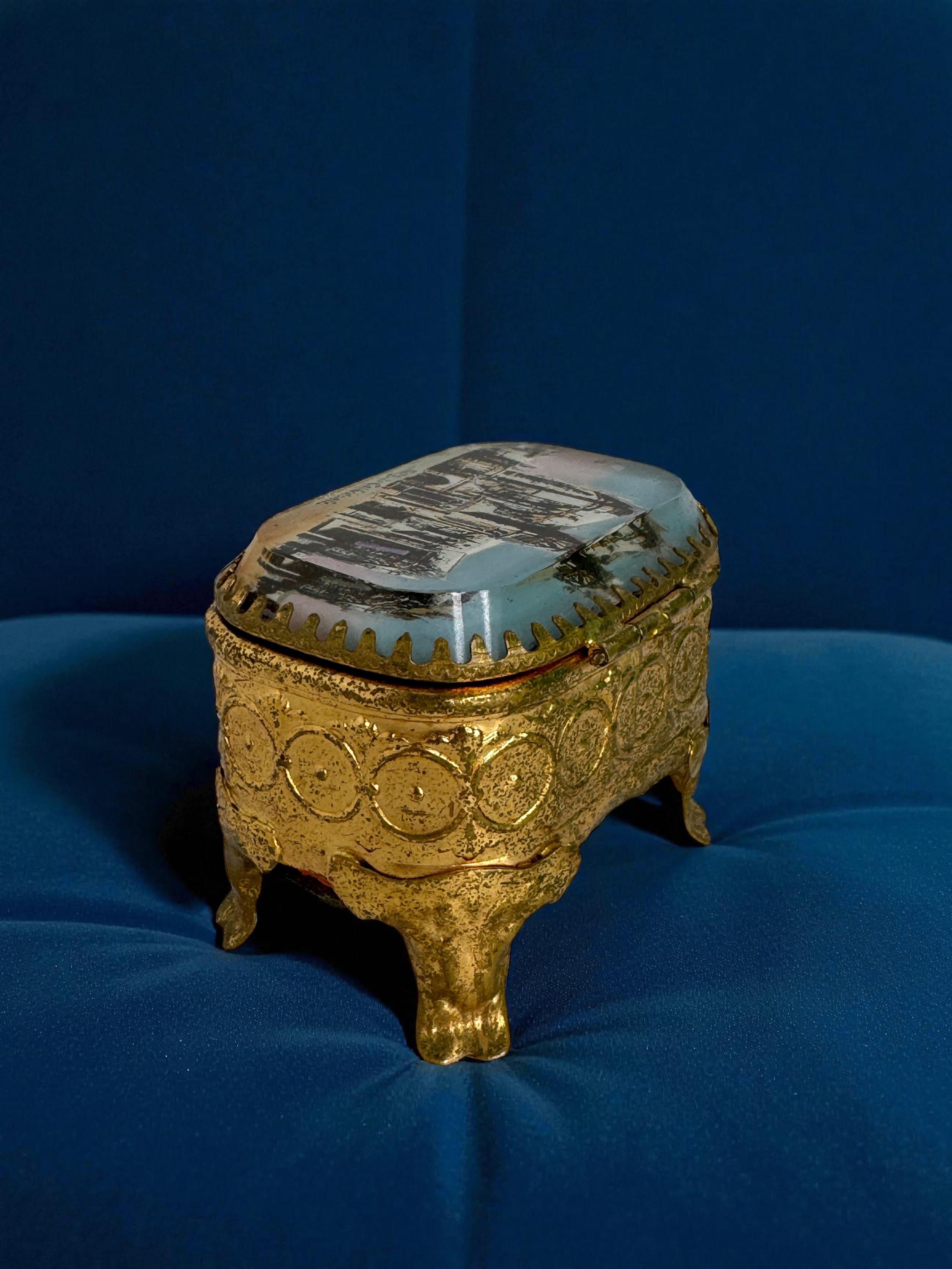 Coffret à bijoux ancien en bronze doré, verre biseauté, cathédrale de Metz, France 1900 en vente 6