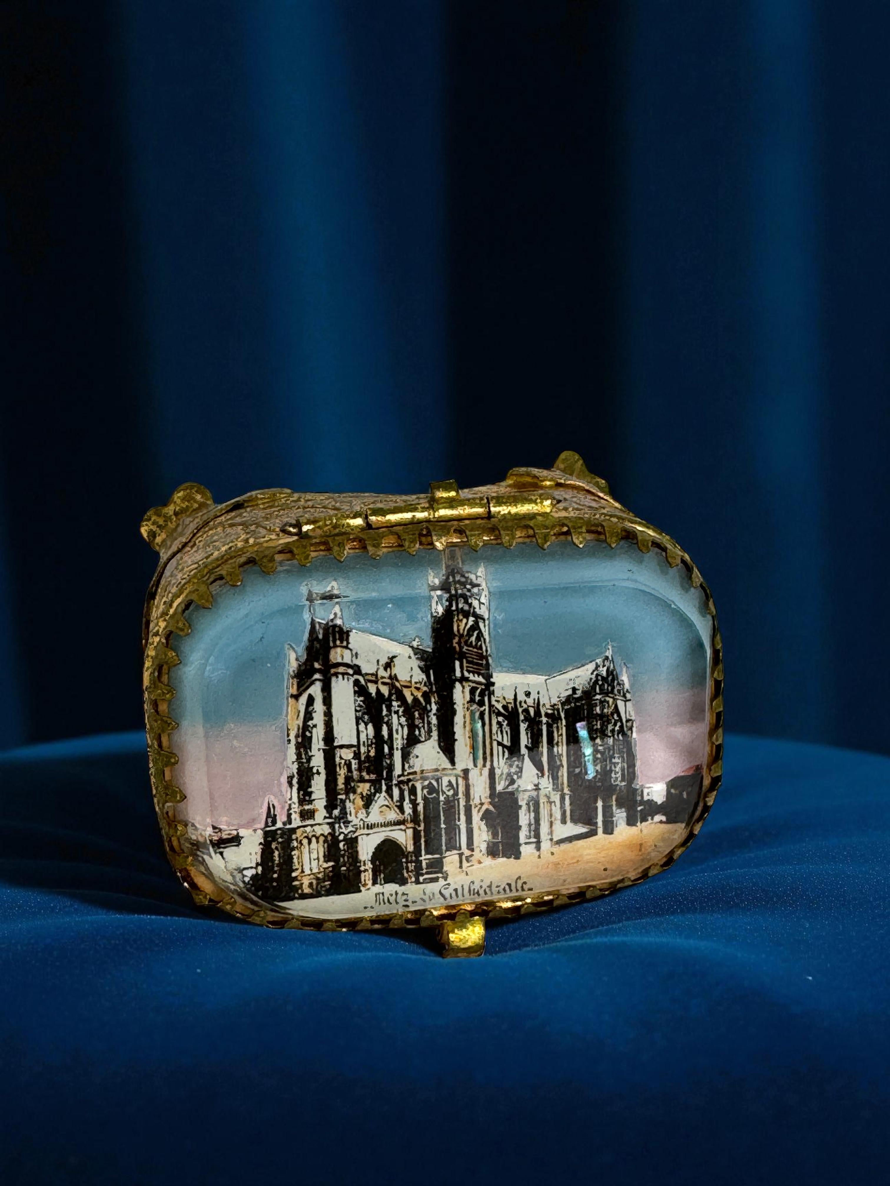 Coffret à bijoux ancien en bronze doré, verre biseauté, cathédrale de Metz, France 1900 en vente 8