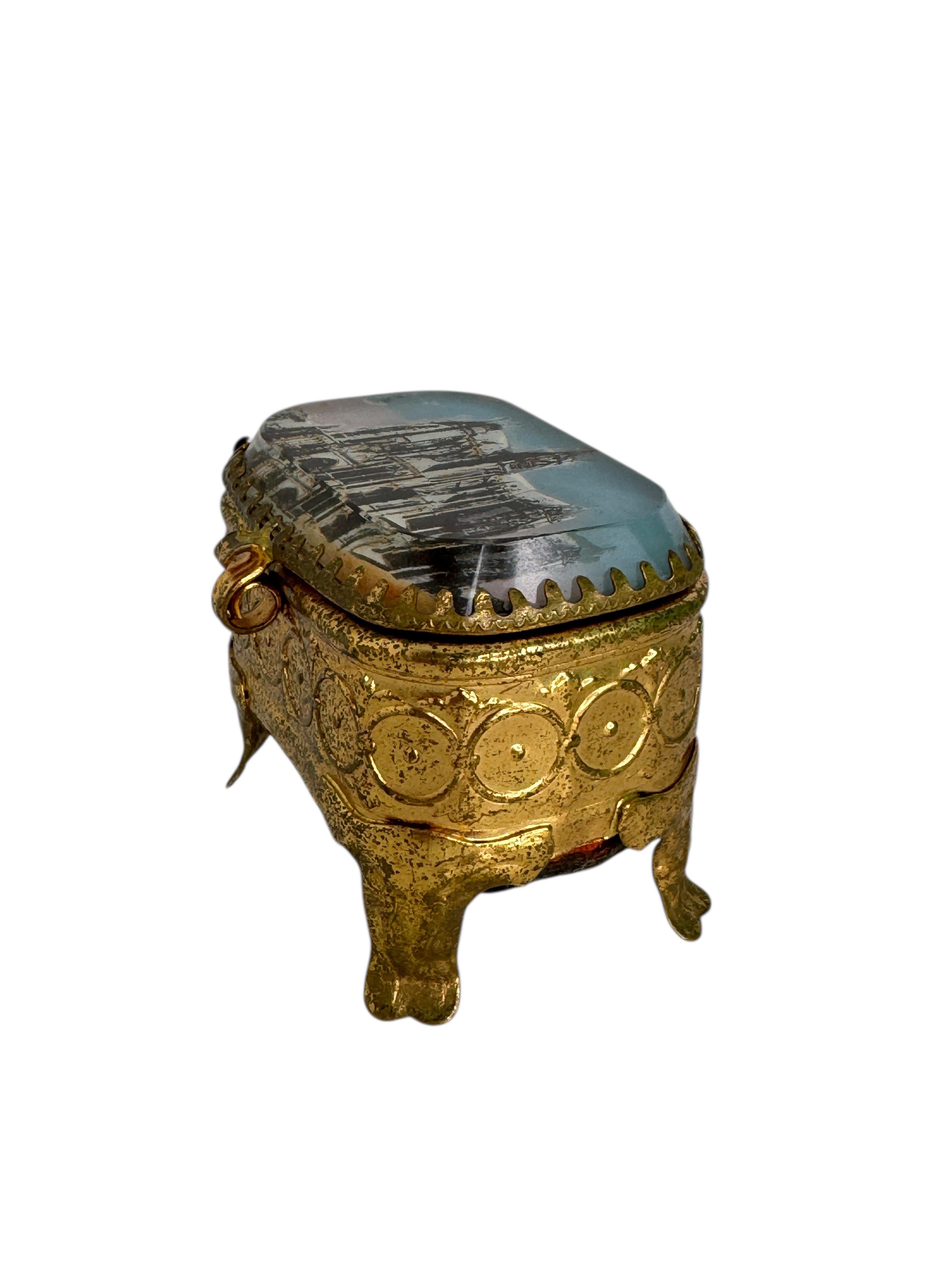 Ancien coffret d'églomisé français - Souvenir de France, circa 1900

Un charmant cercueil français ancien, datant d'environ 1900, avec des ferrures en laiton doré et des panneaux en verre transparent. Le couvercle à charnière présente un verre