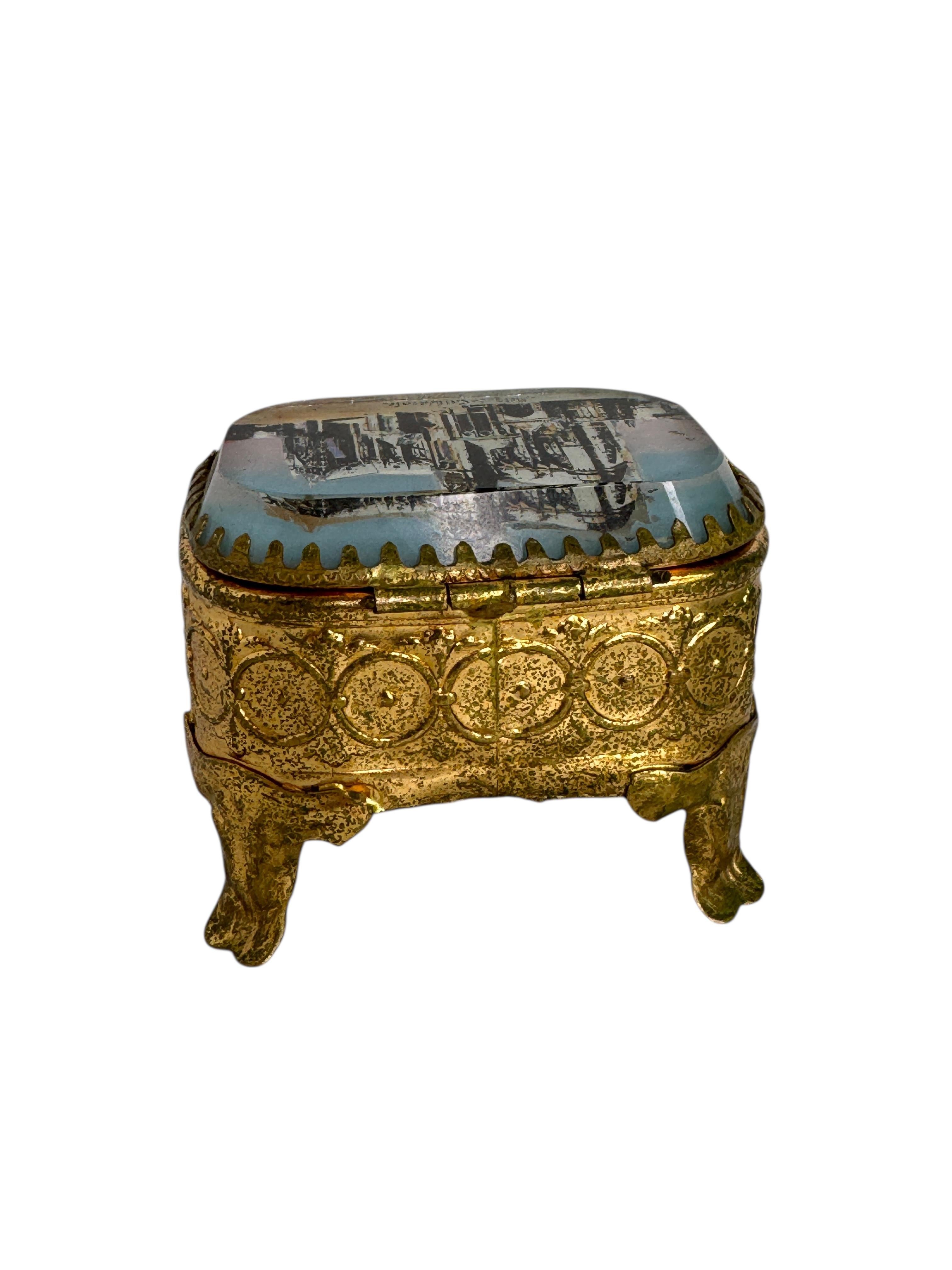 Français Coffret à bijoux ancien en bronze doré, verre biseauté, cathédrale de Metz, France 1900 en vente