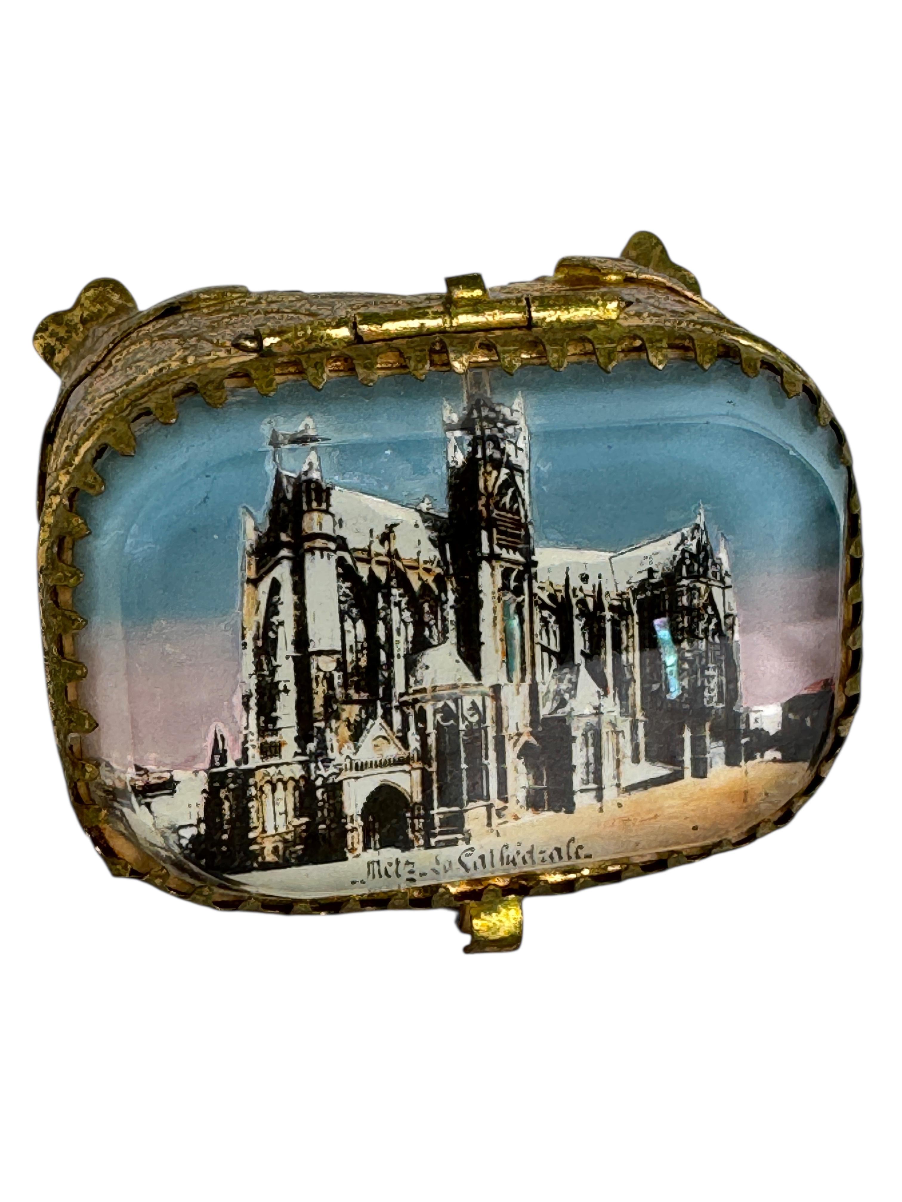 Cristal Coffret à bijoux ancien en bronze doré, verre biseauté, cathédrale de Metz, France 1900 en vente