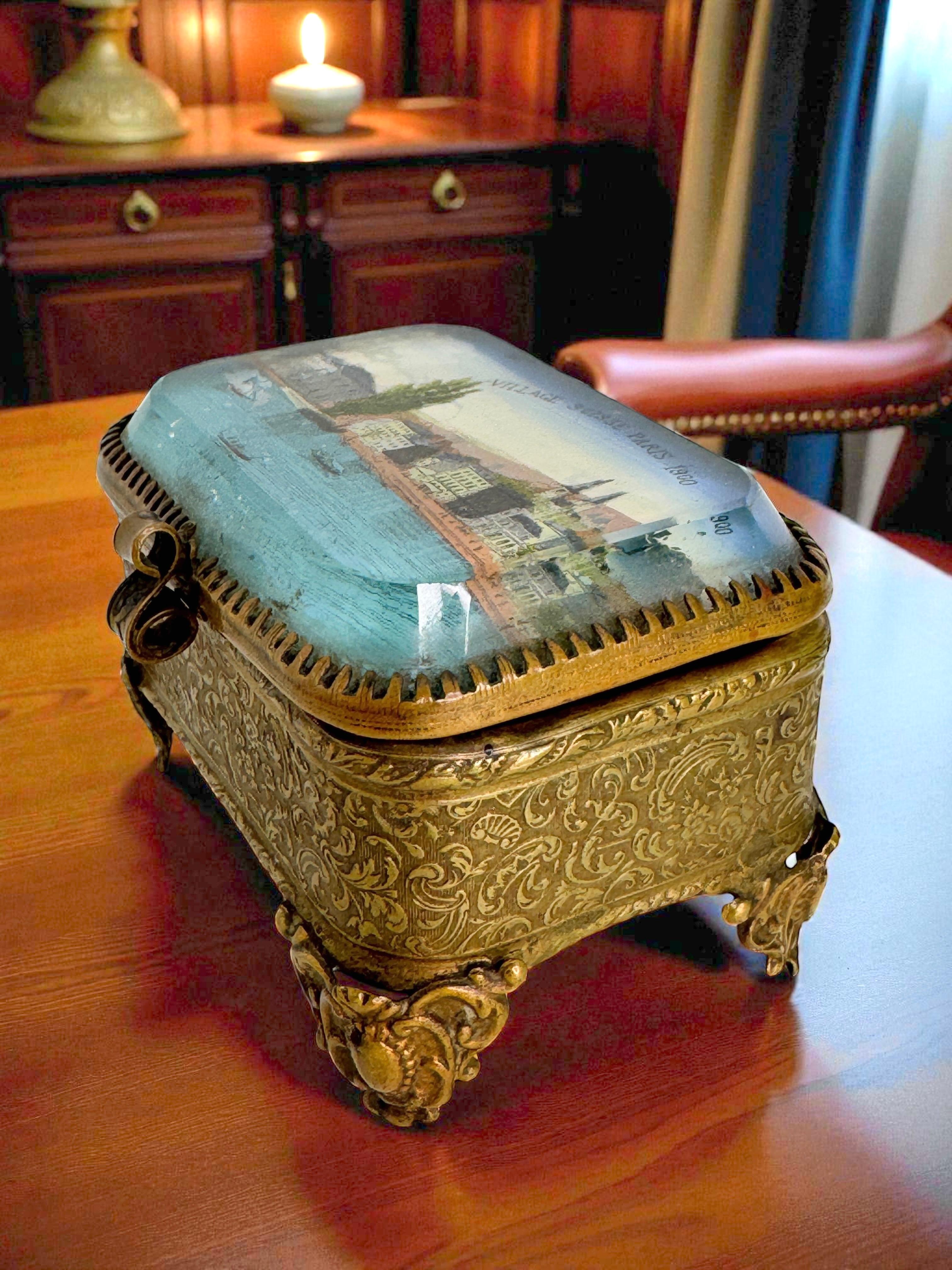 Ancienne boîte à bijoux en bronze doré Antique French Casket Bevelled Glass Paris Village Suisse en vente 3