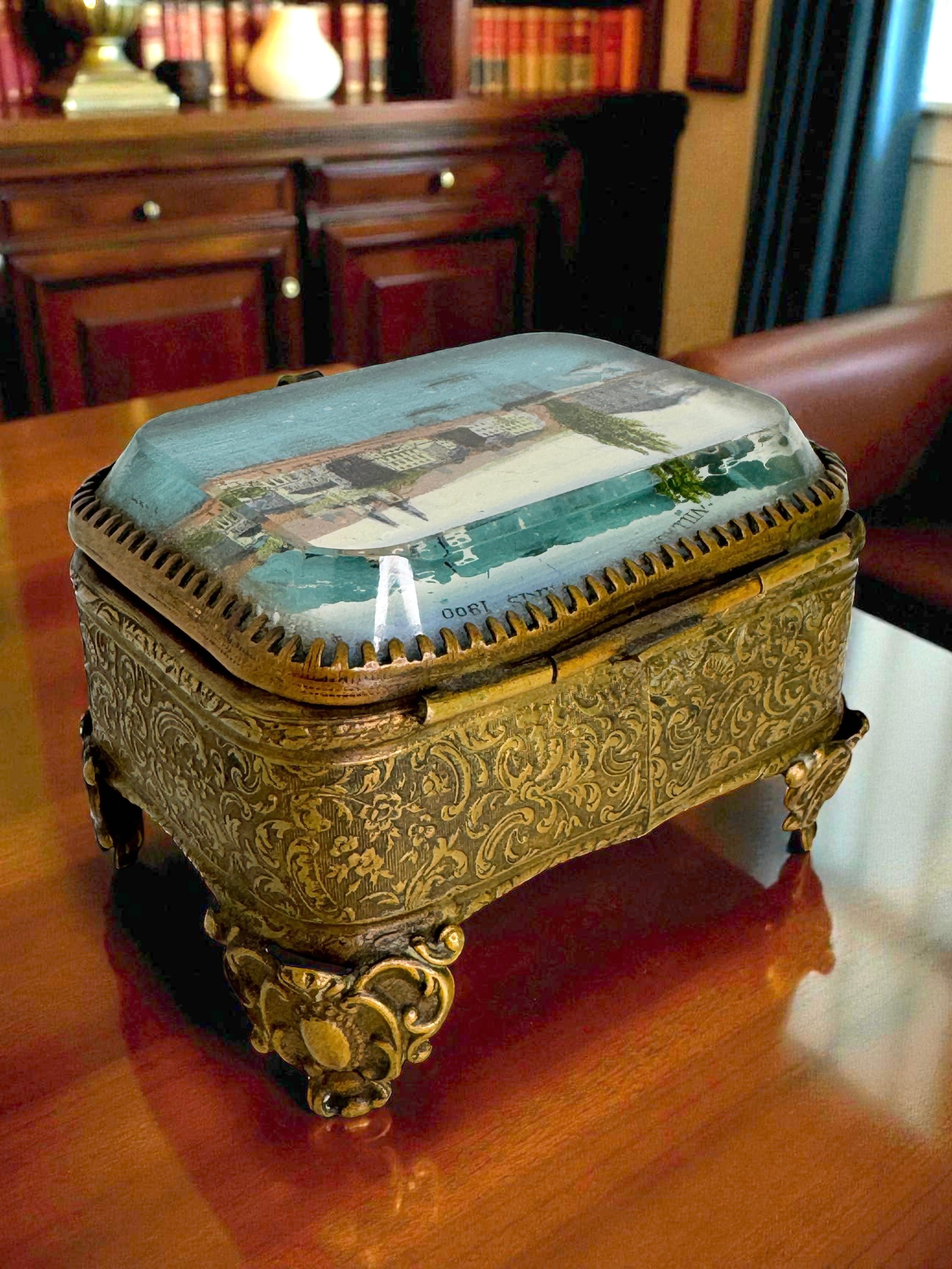 Ancienne boîte à bijoux en bronze doré Antique French Casket Bevelled Glass Paris Village Suisse en vente 4