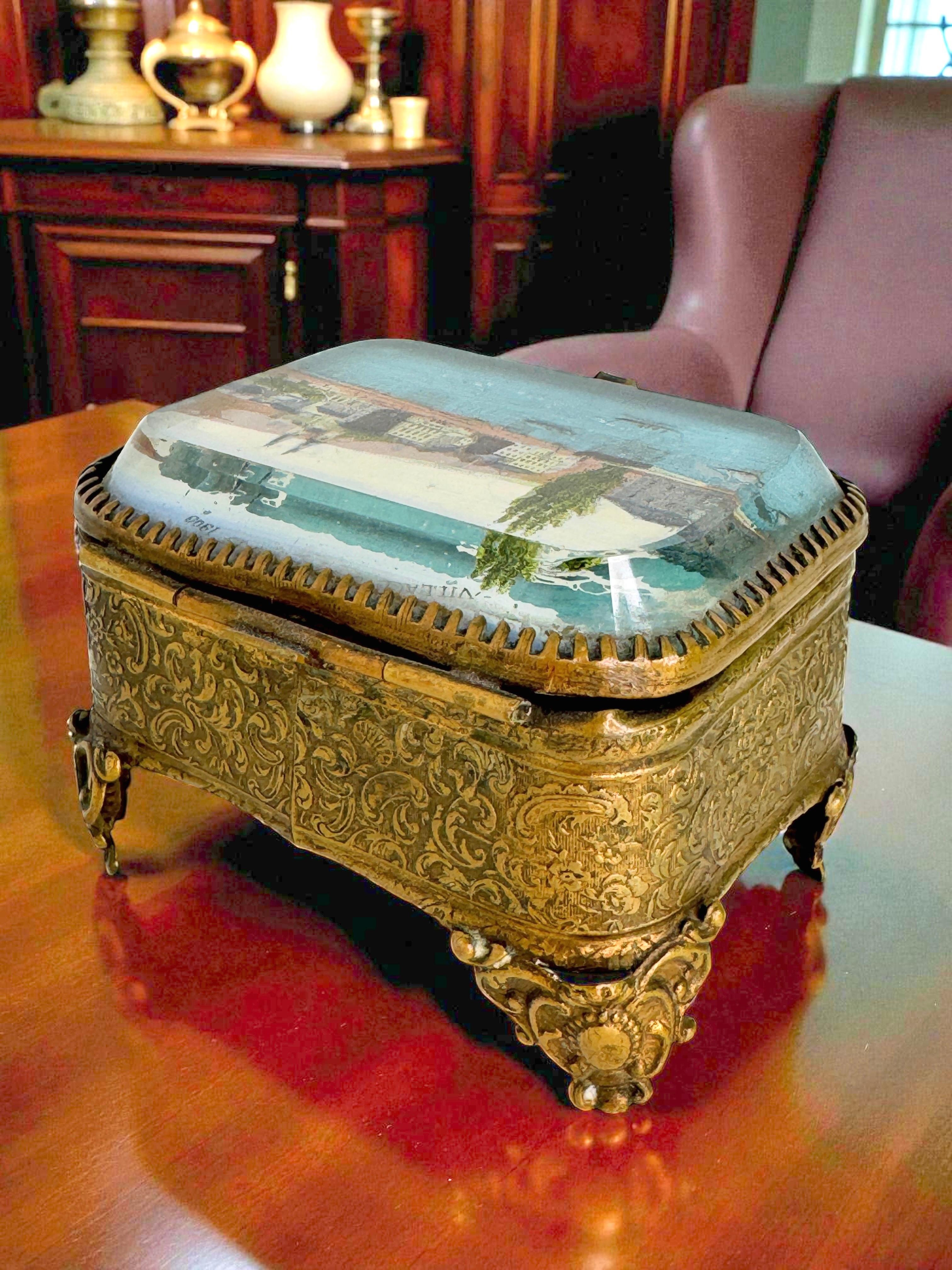 Ancienne boîte à bijoux en bronze doré Antique French Casket Bevelled Glass Paris Village Suisse en vente 5
