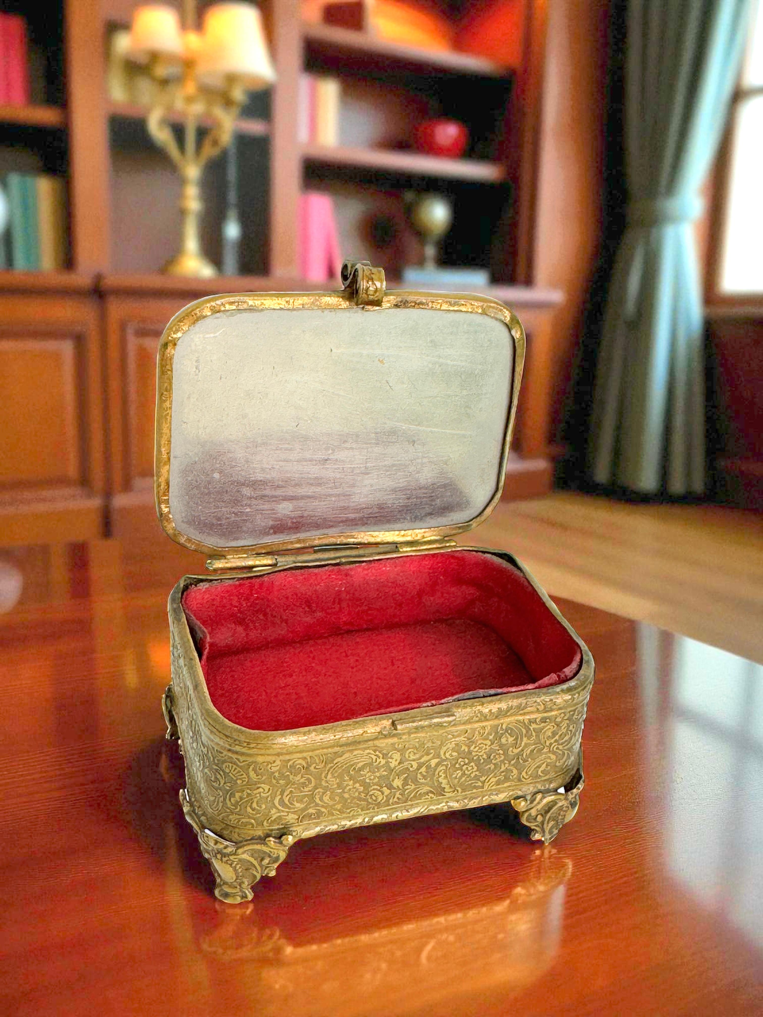 Ancienne boîte à bijoux en bronze doré Antique French Casket Bevelled Glass Paris Village Suisse en vente 6