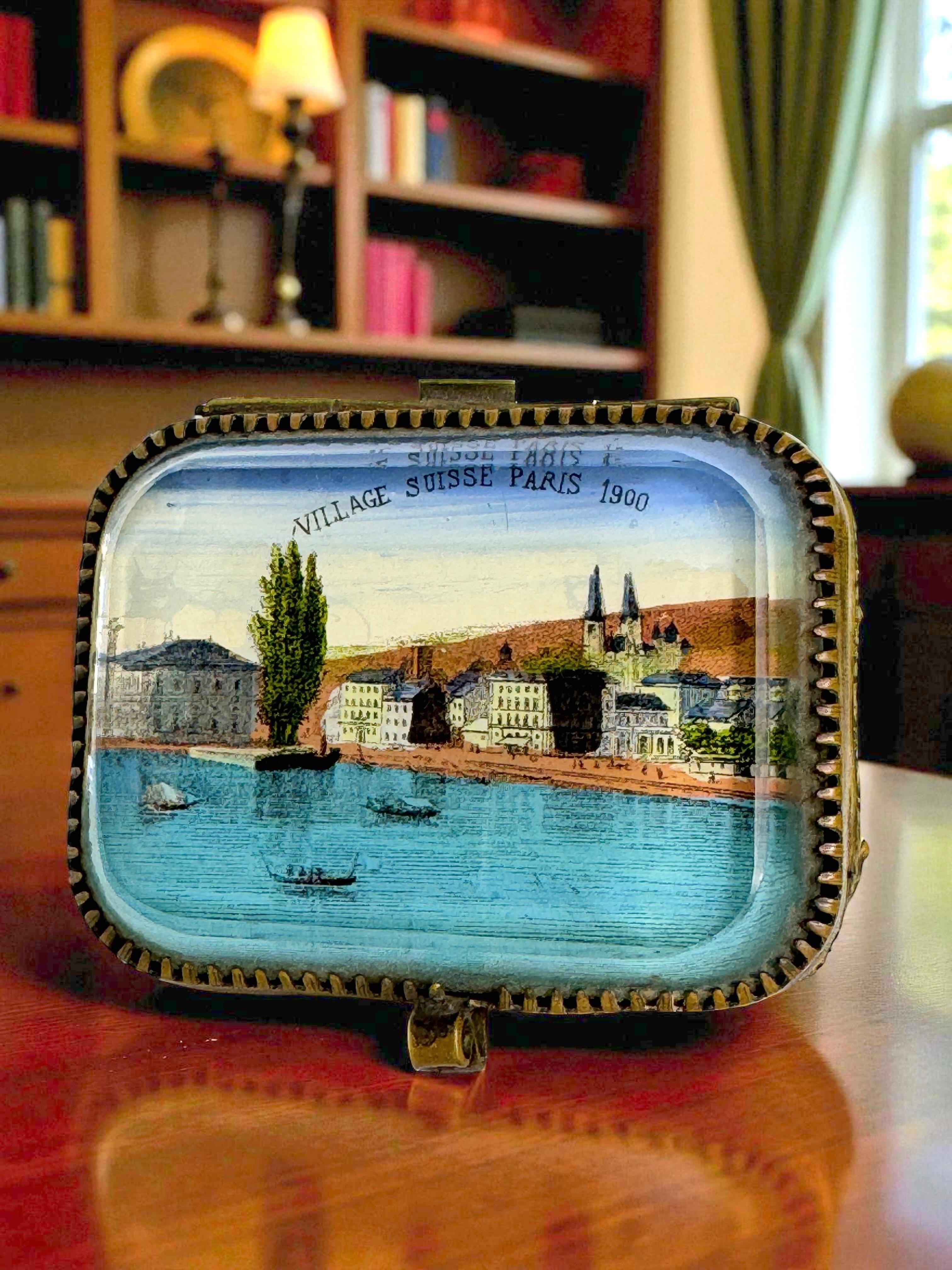 Ancienne boîte à bijoux en bronze doré Antique French Casket Bevelled Glass Paris Village Suisse en vente 7
